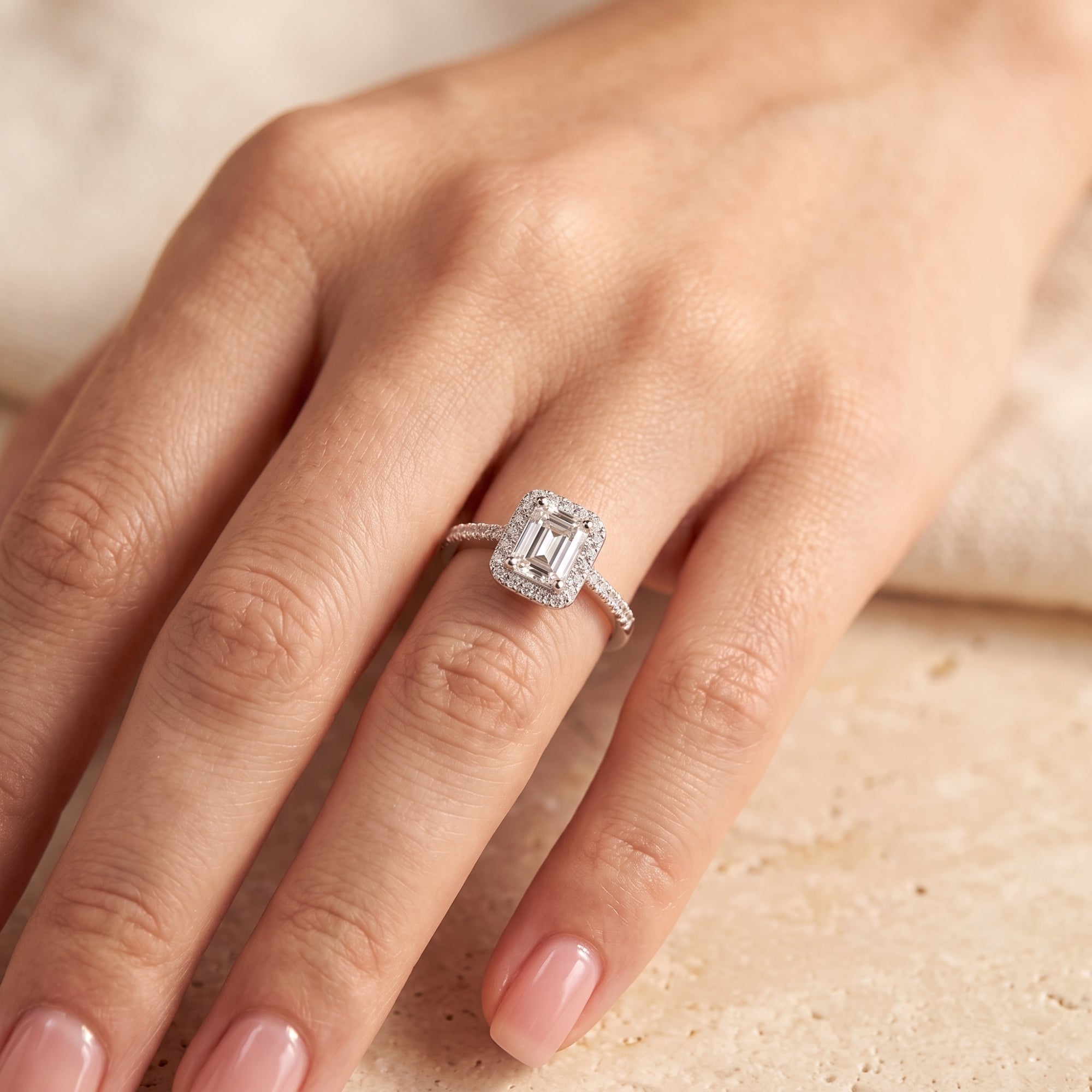 La bague Devotion avec halo d’émeraudes