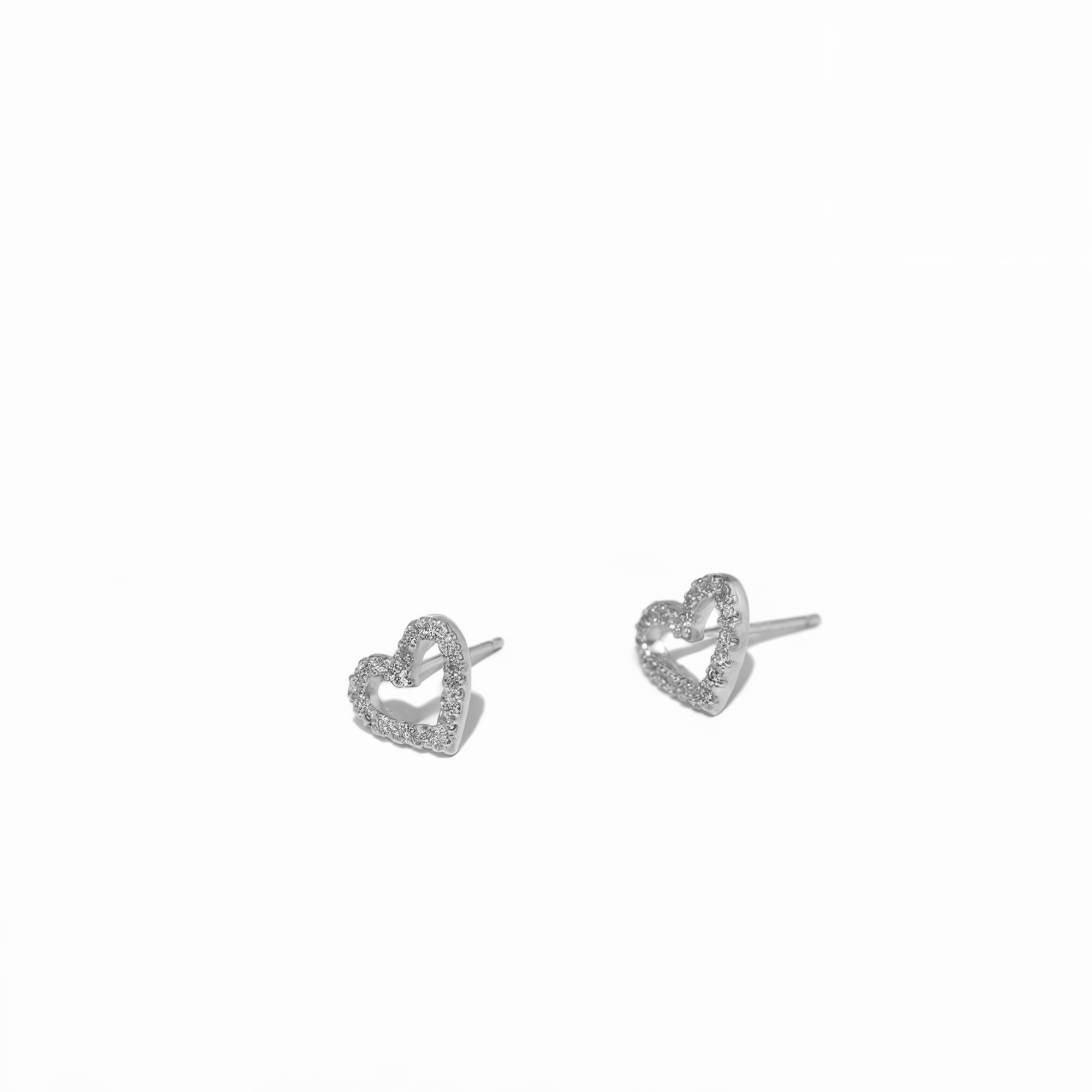 Boucles d'oreilles classiques à clous cœur ouvert