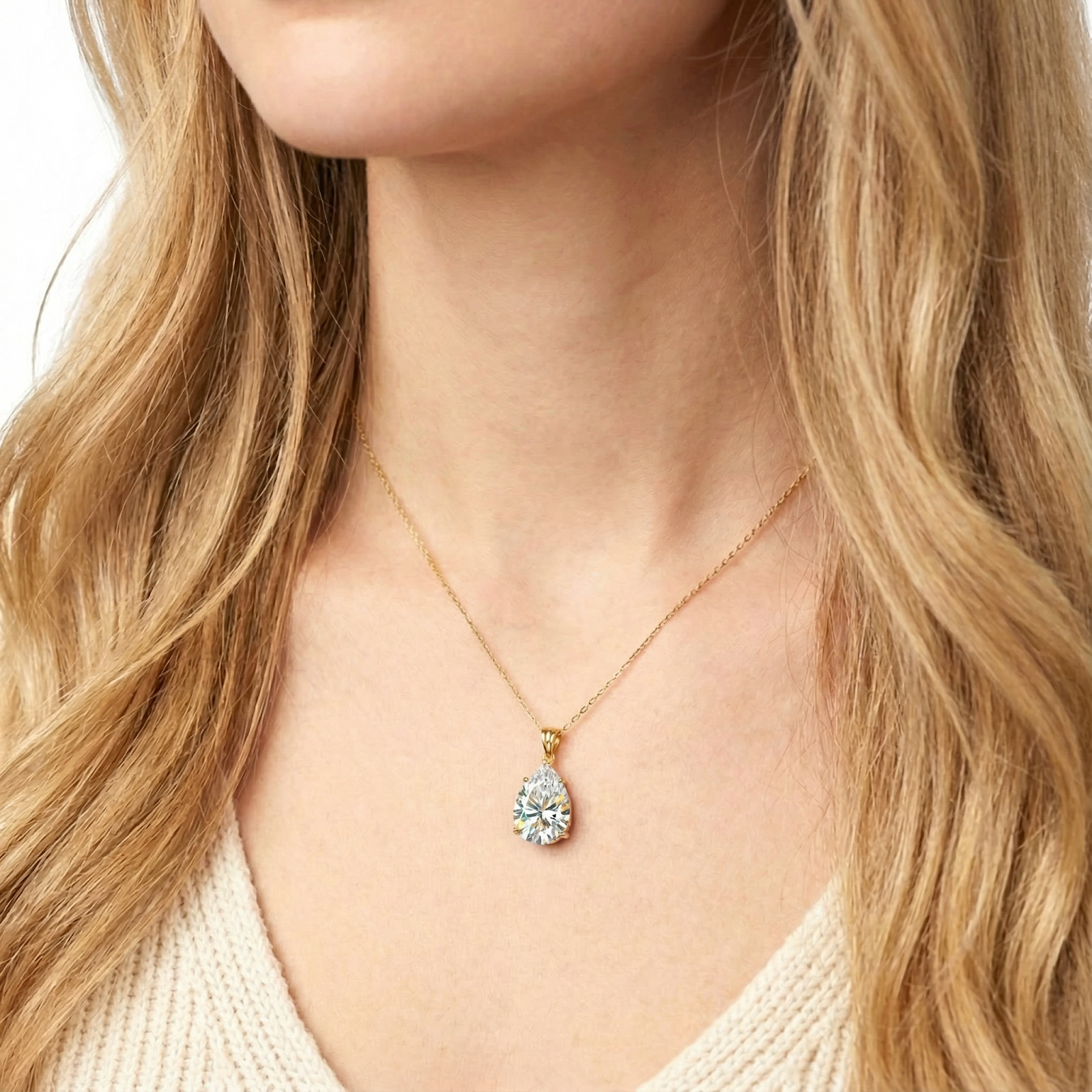 Close-up of a woman wearing a pear-cut zirconia teardrop necklace in 18K gold vermeil.