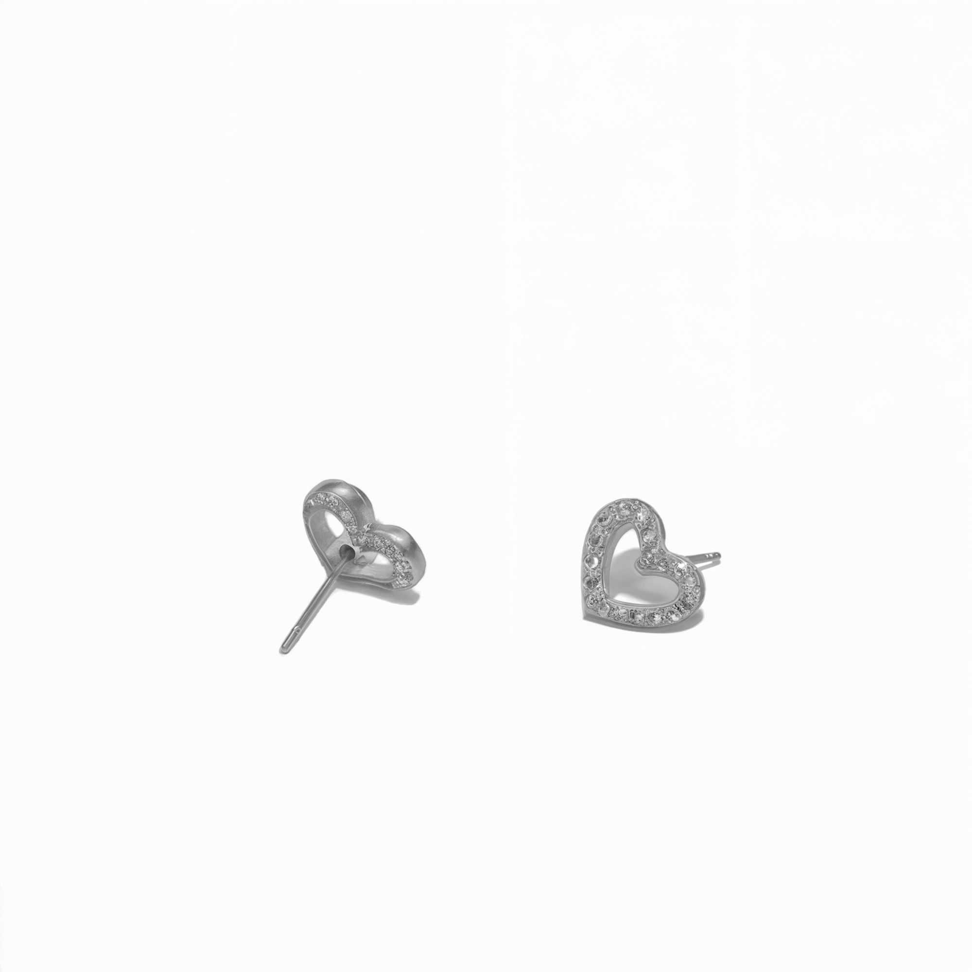 Boucles d'oreilles classiques à clous cœur ouvert
