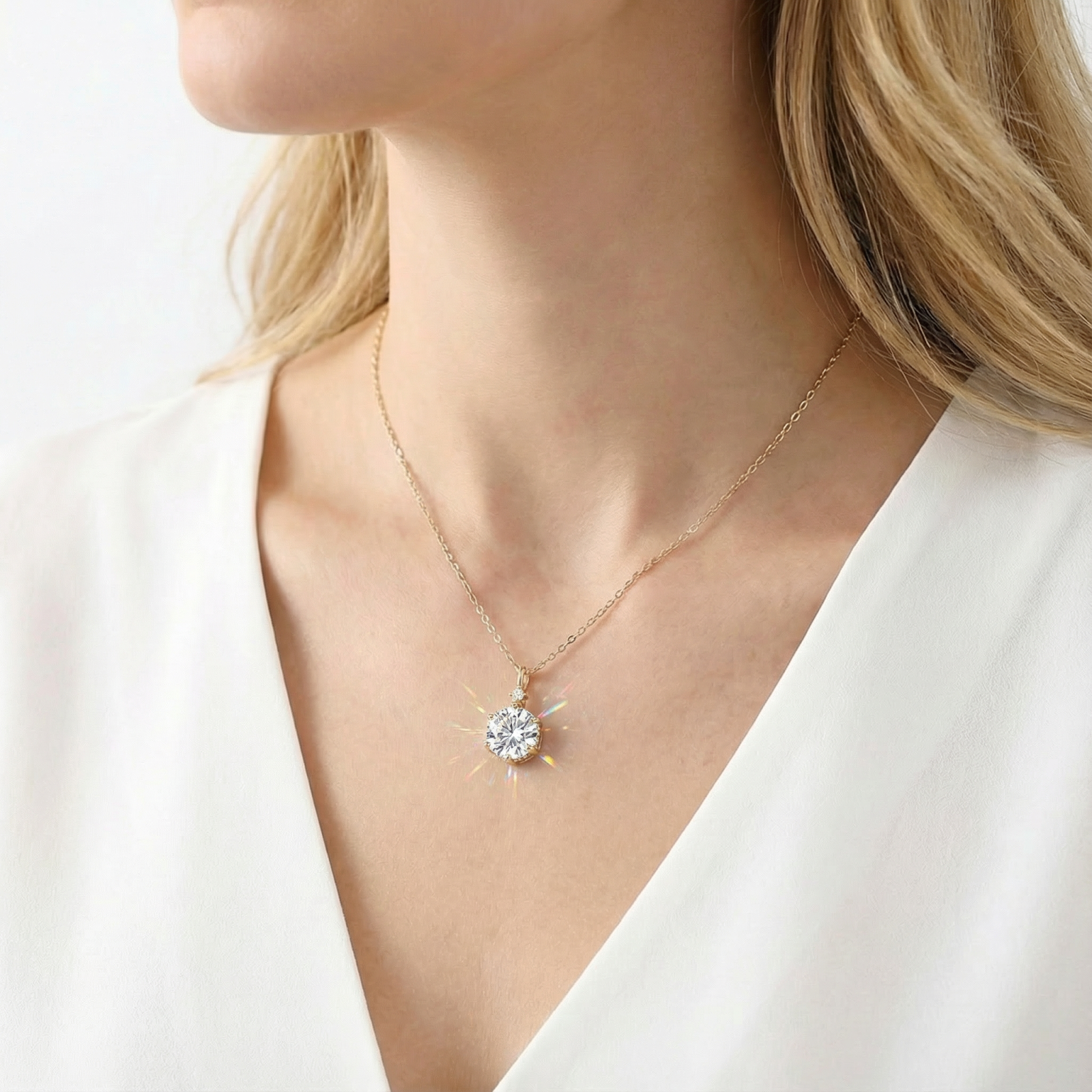 Sparkling Hexa Radiant 18K gold vermeil necklace with a round simulated diamond worn on a model's neck.