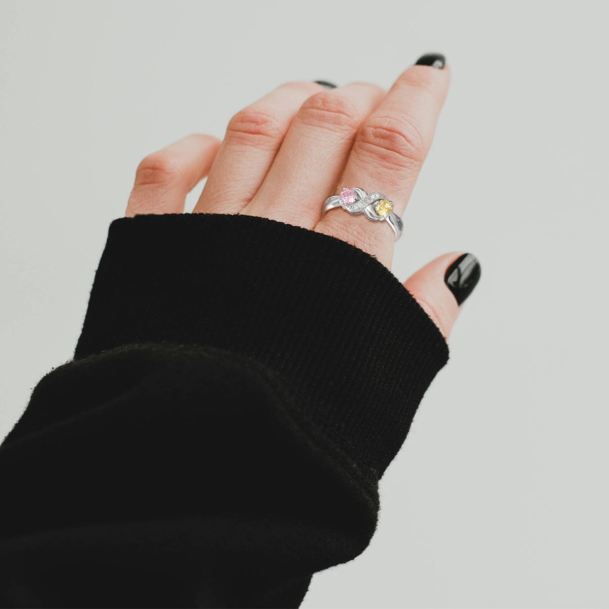 Personalisierter Infinity-Ring mit Geburtssteinen im Rundschliff – S925 Sterling Silber