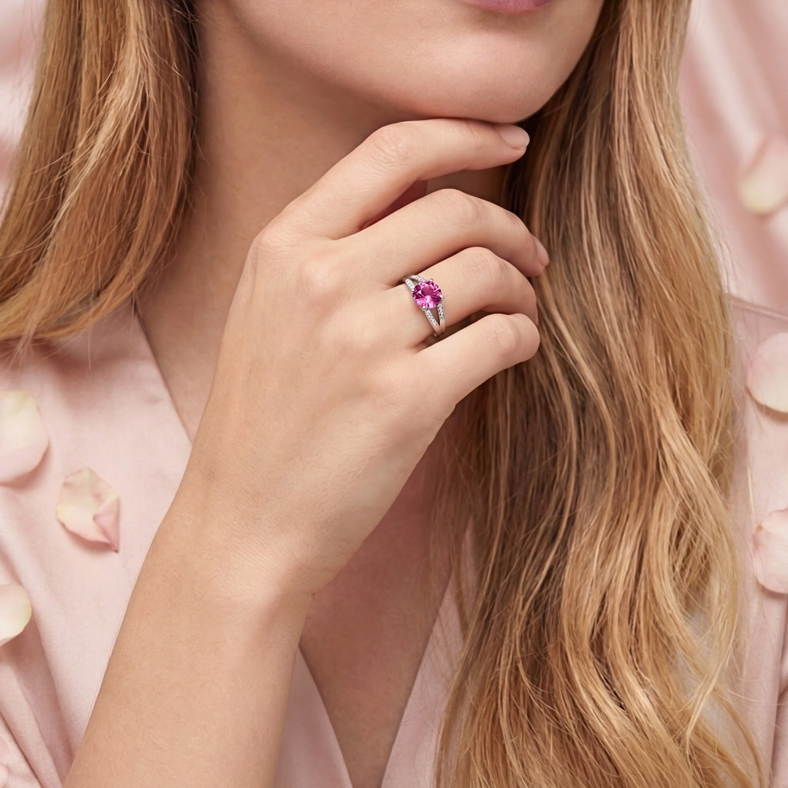 Woman wearing the Elisanthe pink tourmaline twist ring in S925 sterling silver, showing scale on the hand.
