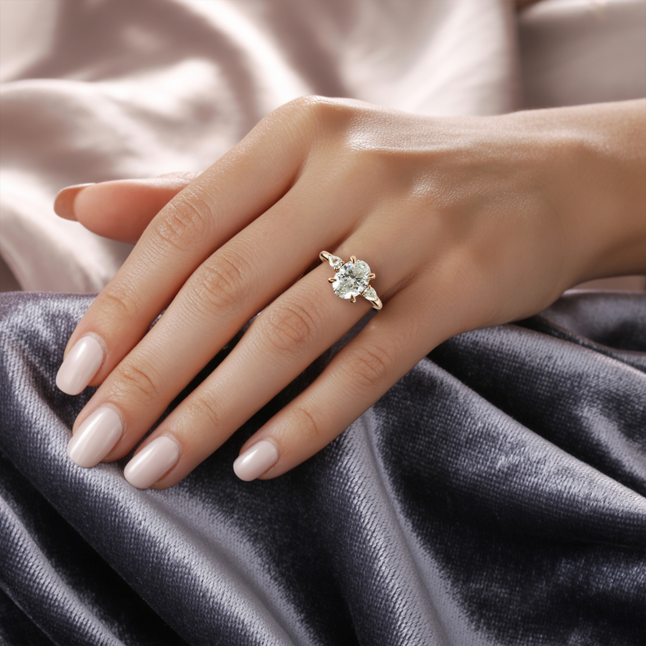 Der Celestine – Drei-Stein-Moissanit-Ring