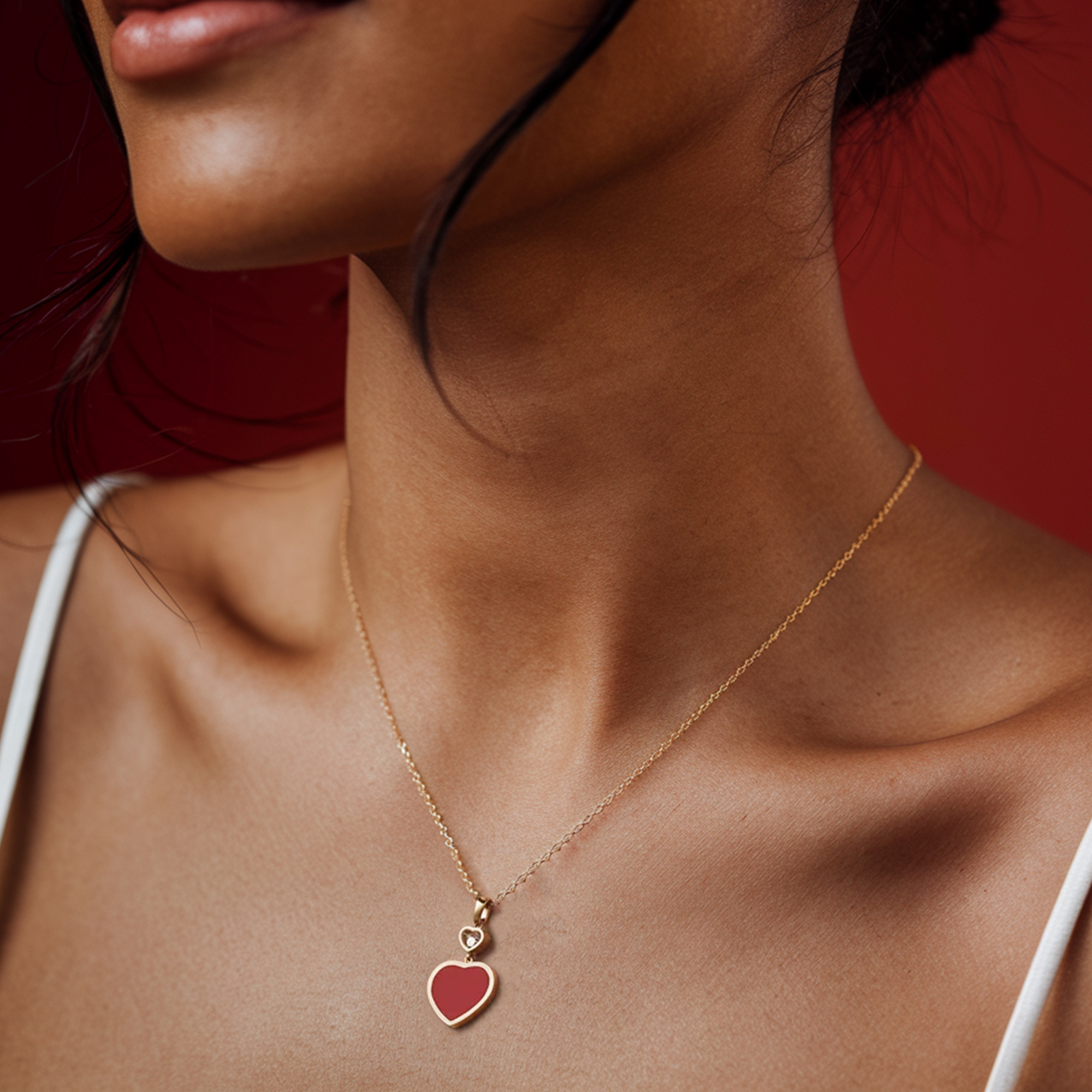 Roter Herzanhänger mit Diamant