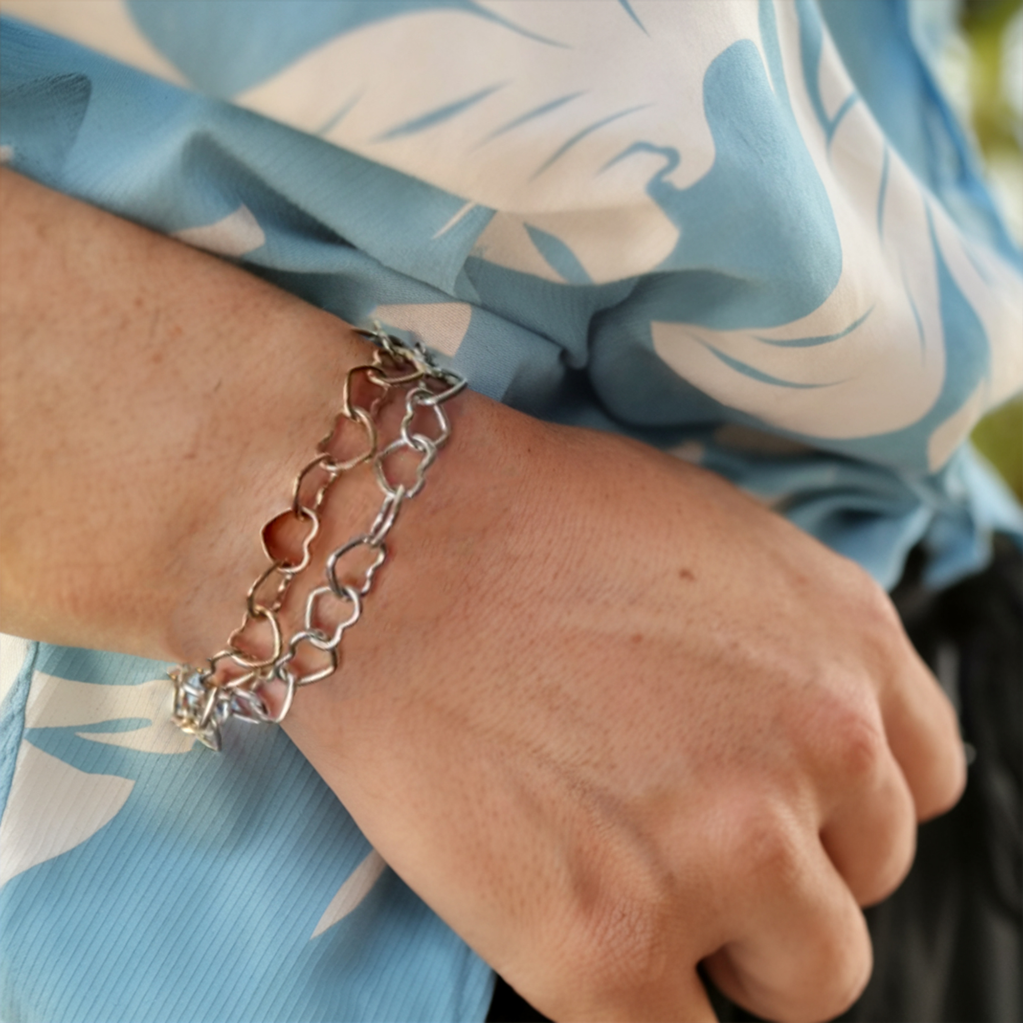 Armband mit verbundenen Herzen