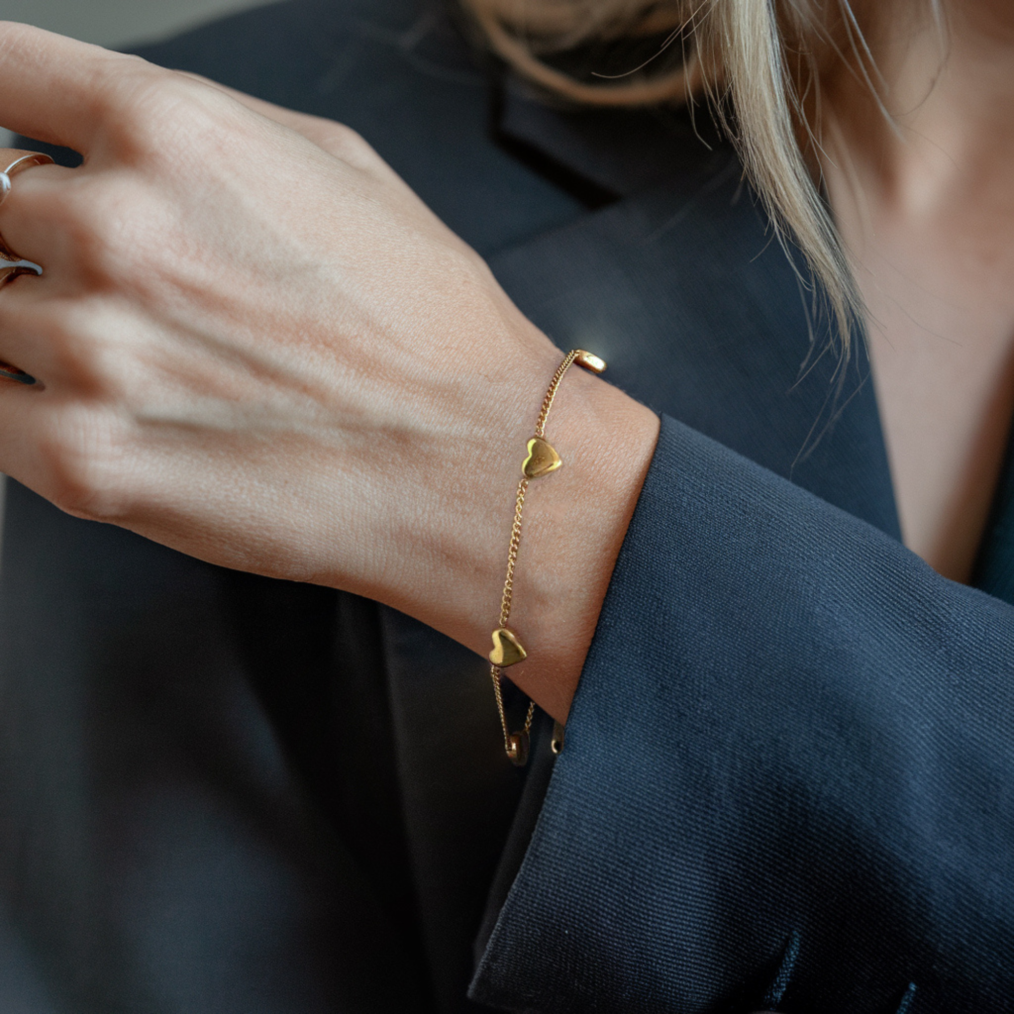 Gliederarmband mit vier Herzanhängern