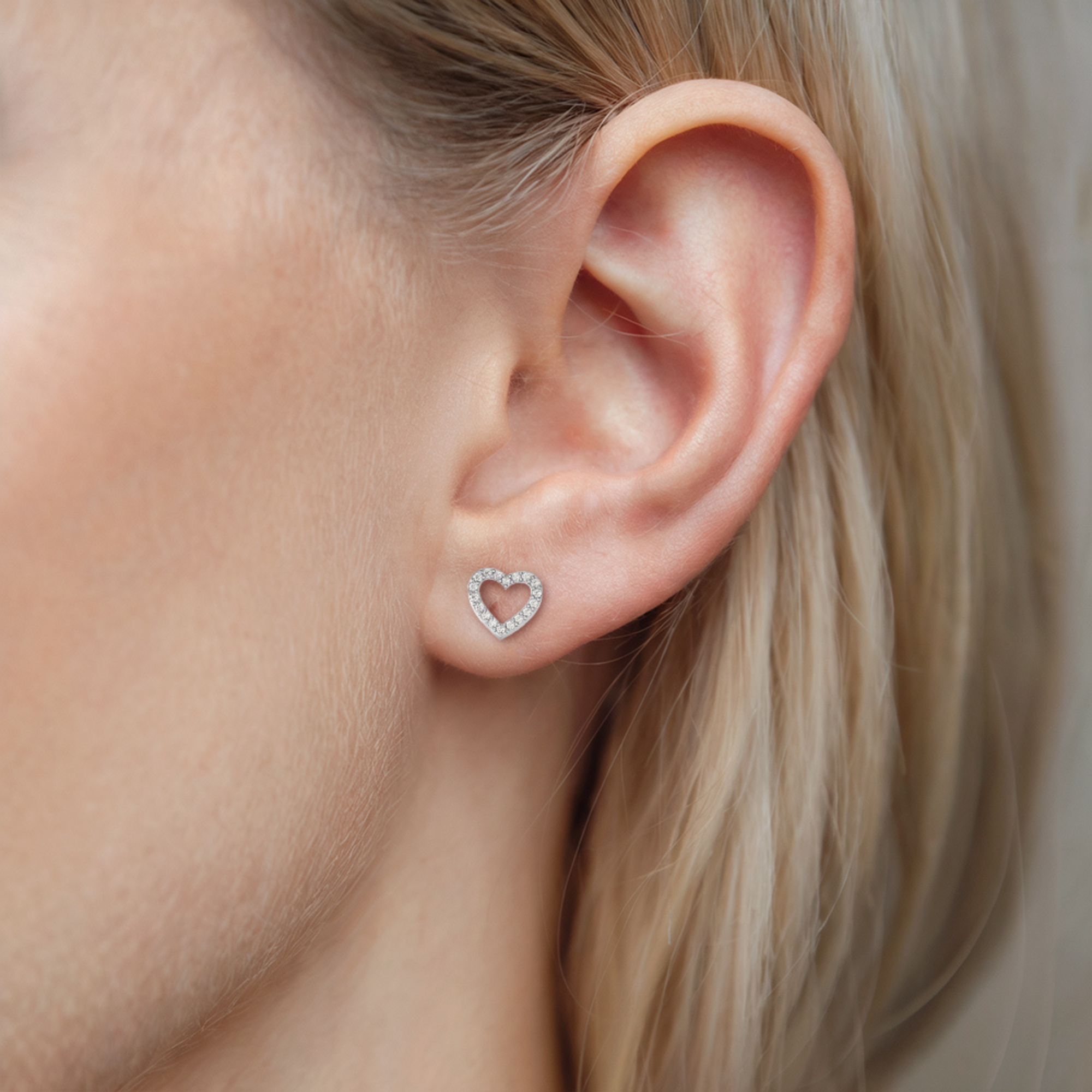 Boucles d'oreilles classiques à clous cœur ouvert