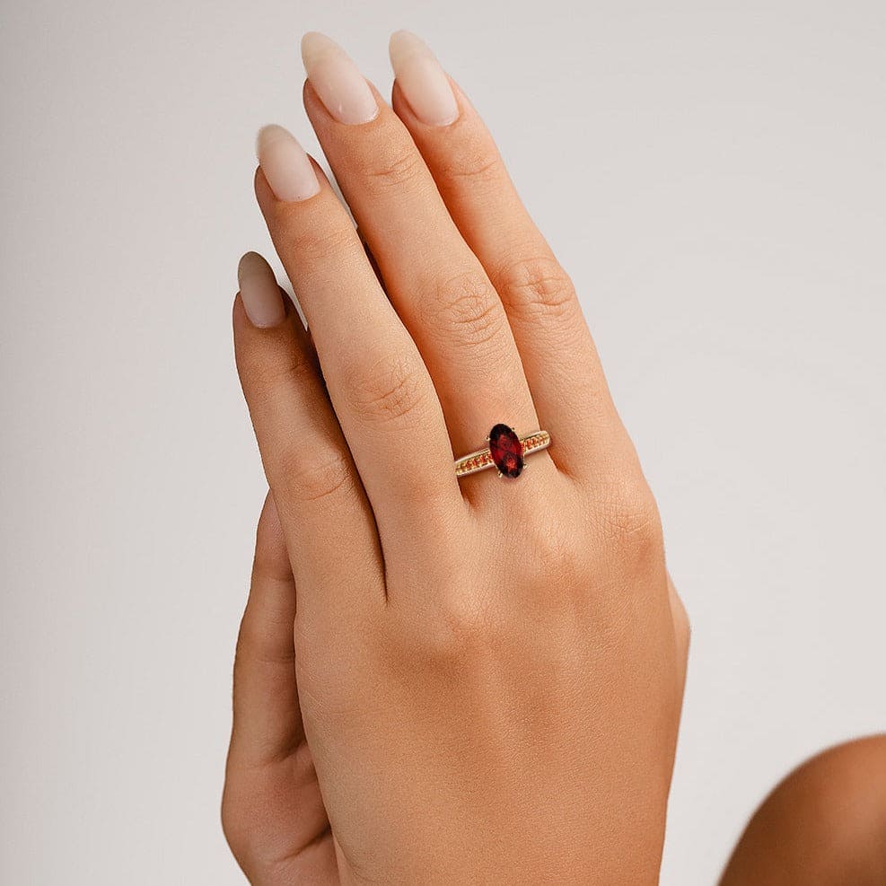 Purpurne Eleganz: Ovalschliff-Eternity-Ring – 18 Karat Gold Vermeil