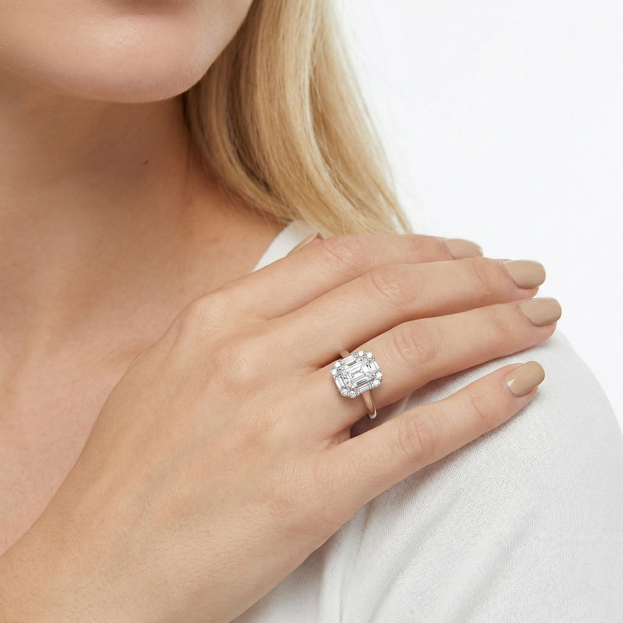 Der Elara Radiant Halo Ring – Sterling-Silber 925