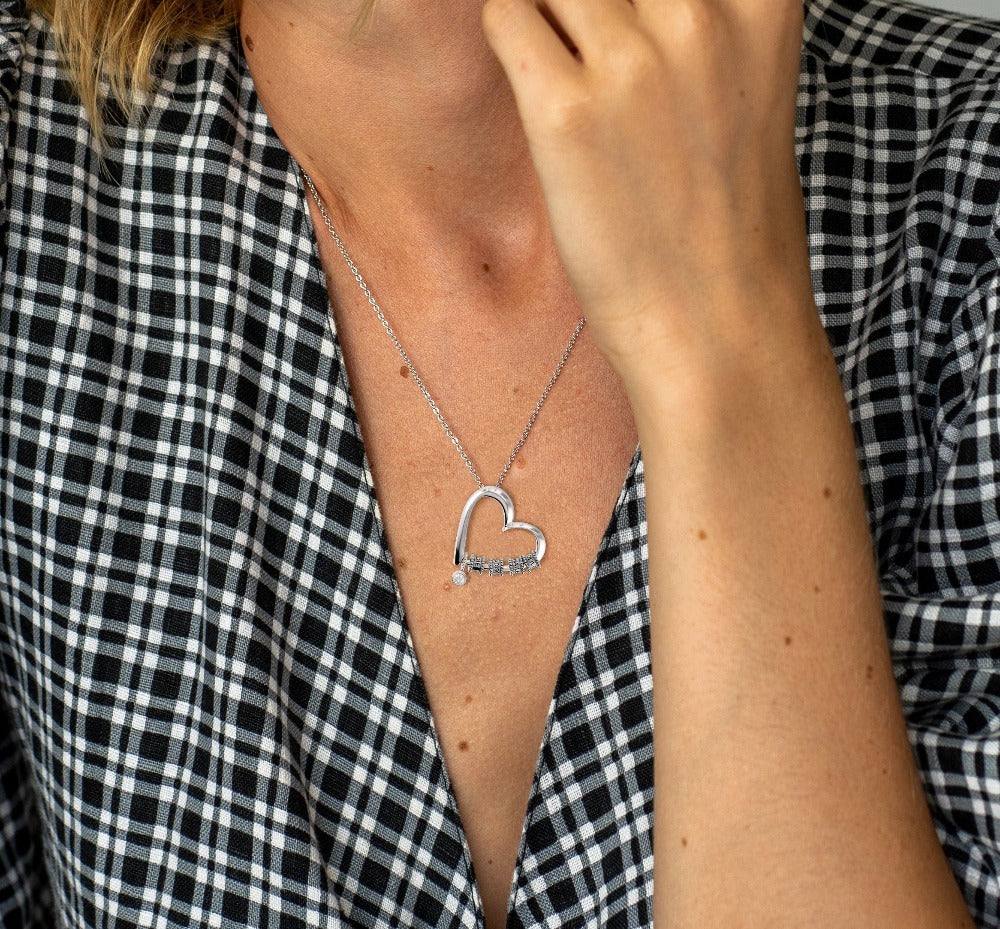 Herzkette mit gravierten Perlen und Diamant