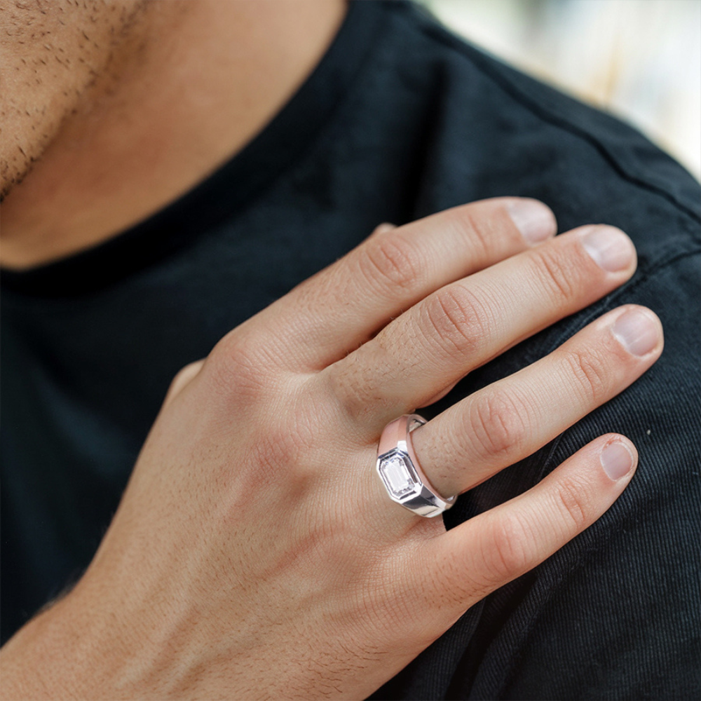 Herrenring mit Moissanit in minimalistischer Fassung