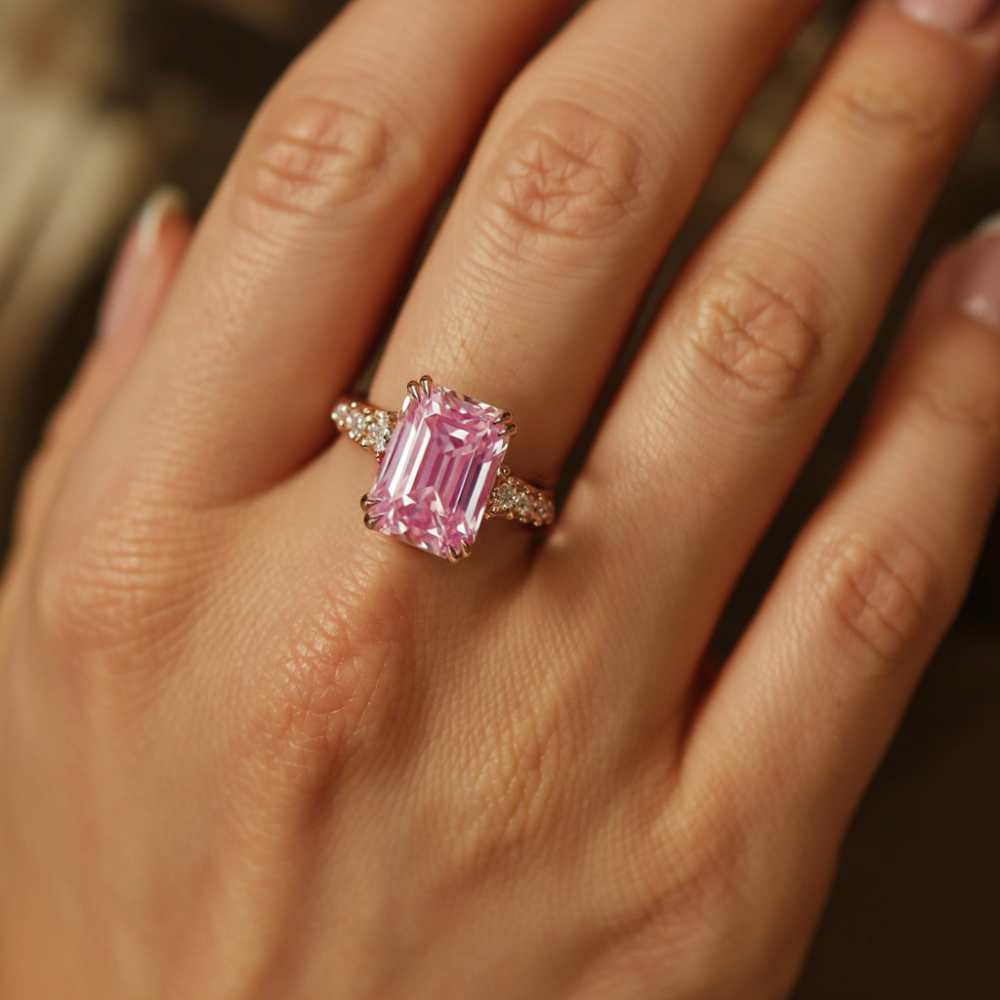 Der Camilla – 18 Karat massiver Roségold-Moissanitring