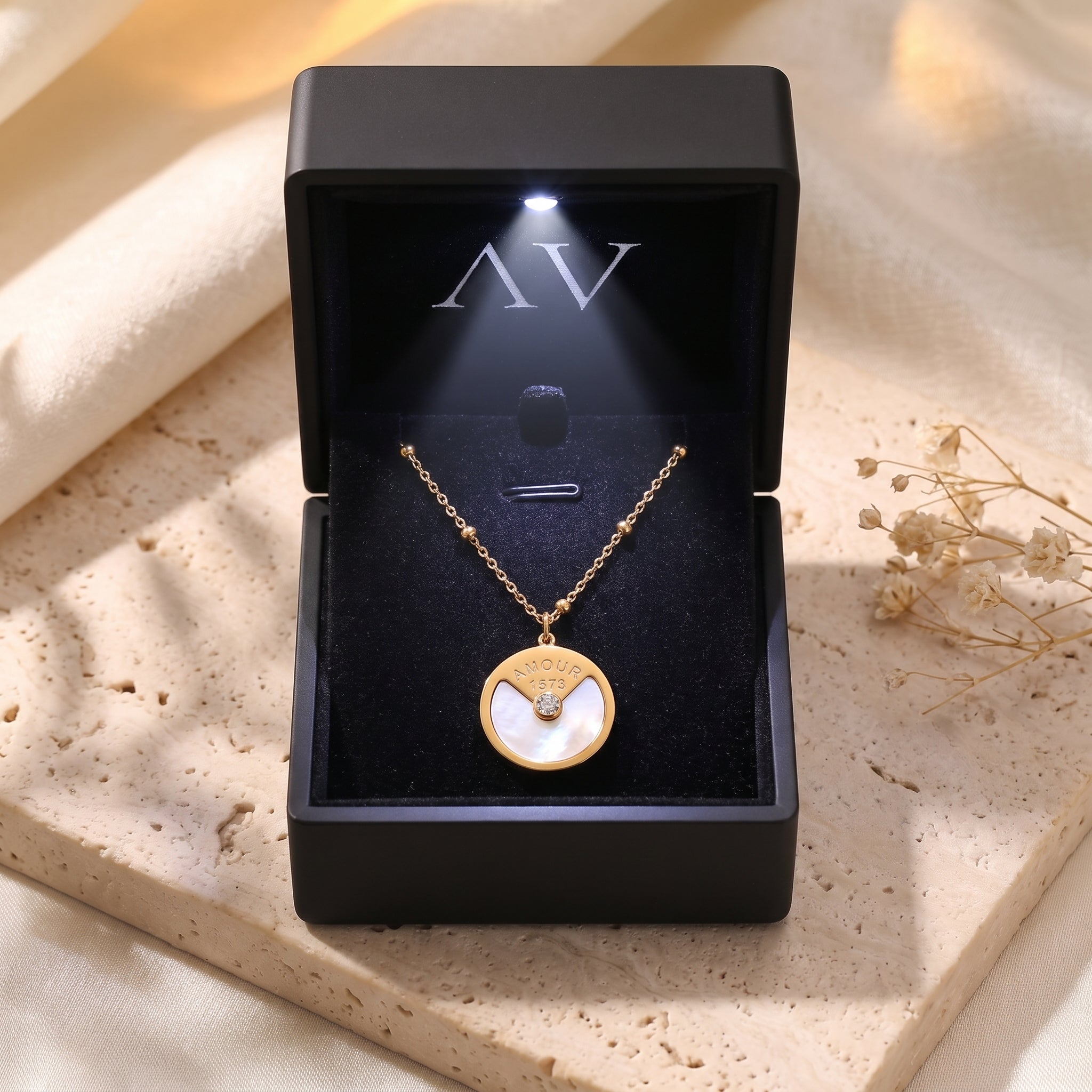 YLQ49046-NECKLACE - Premium LED Gift Box Presentation