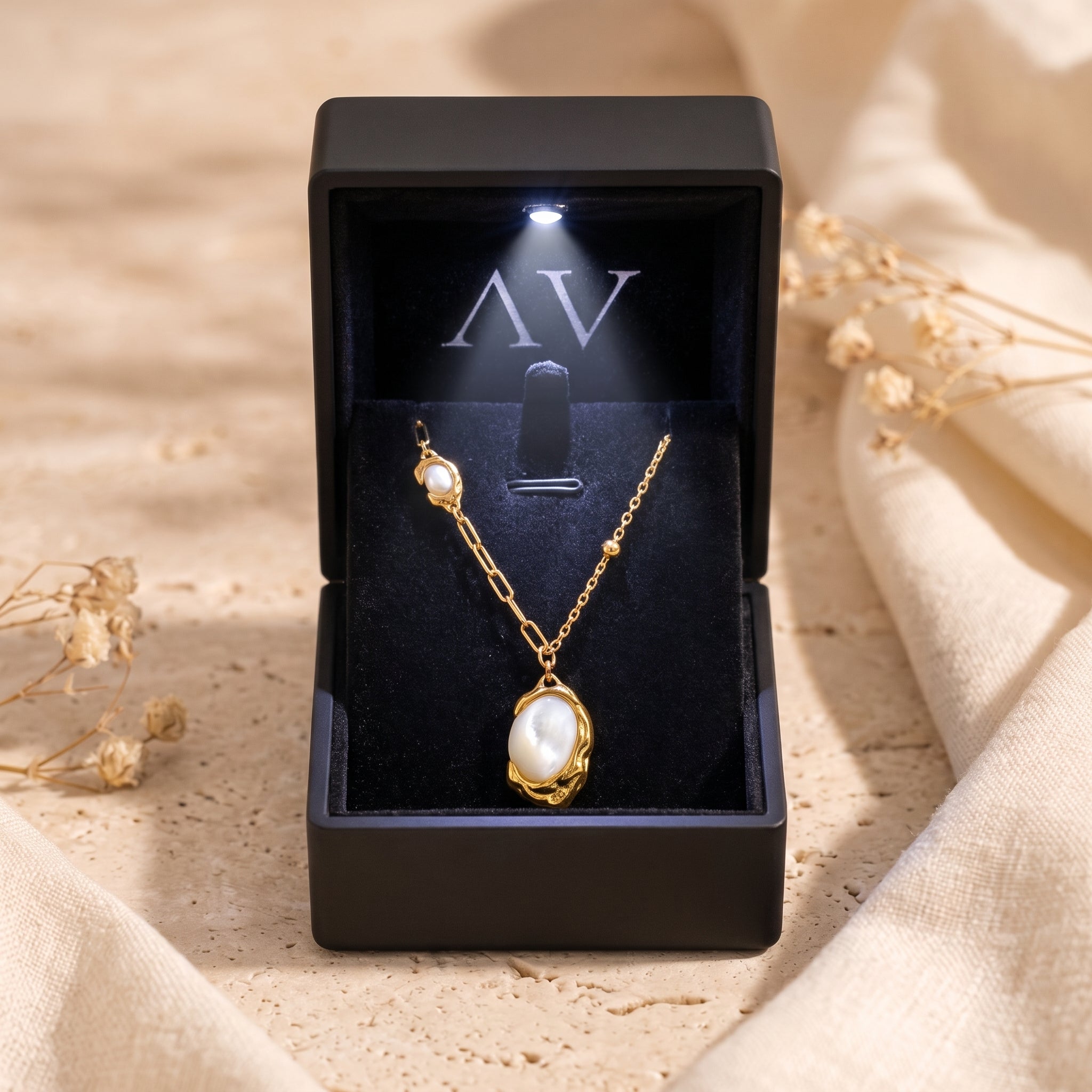 YLQ49070-NECKLACE - Premium LED Gift Box Presentation