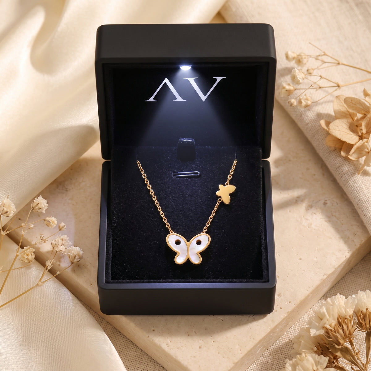 YLQ49071-NECKLACE - Premium LED Gift Box Presentation