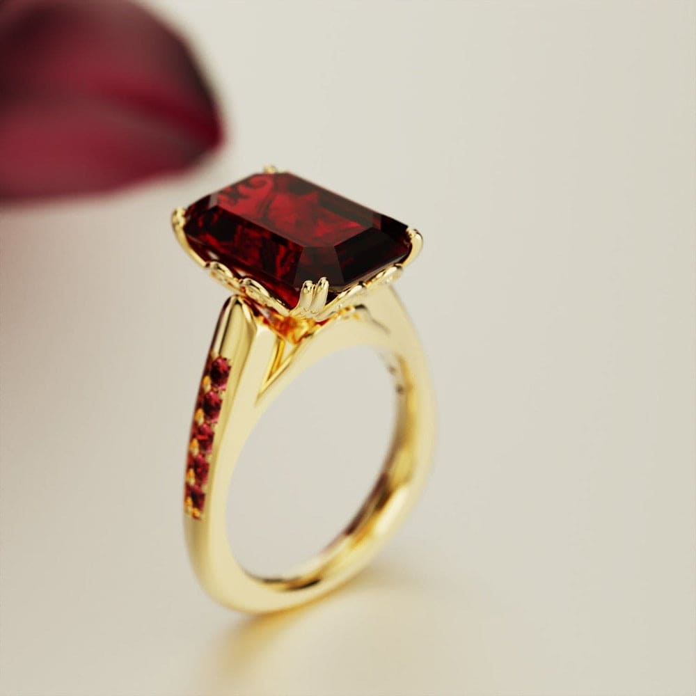 Red Dream: Geformter Ring mit Granat im Smaragdschliff – 18 Karat Gold Vermeil