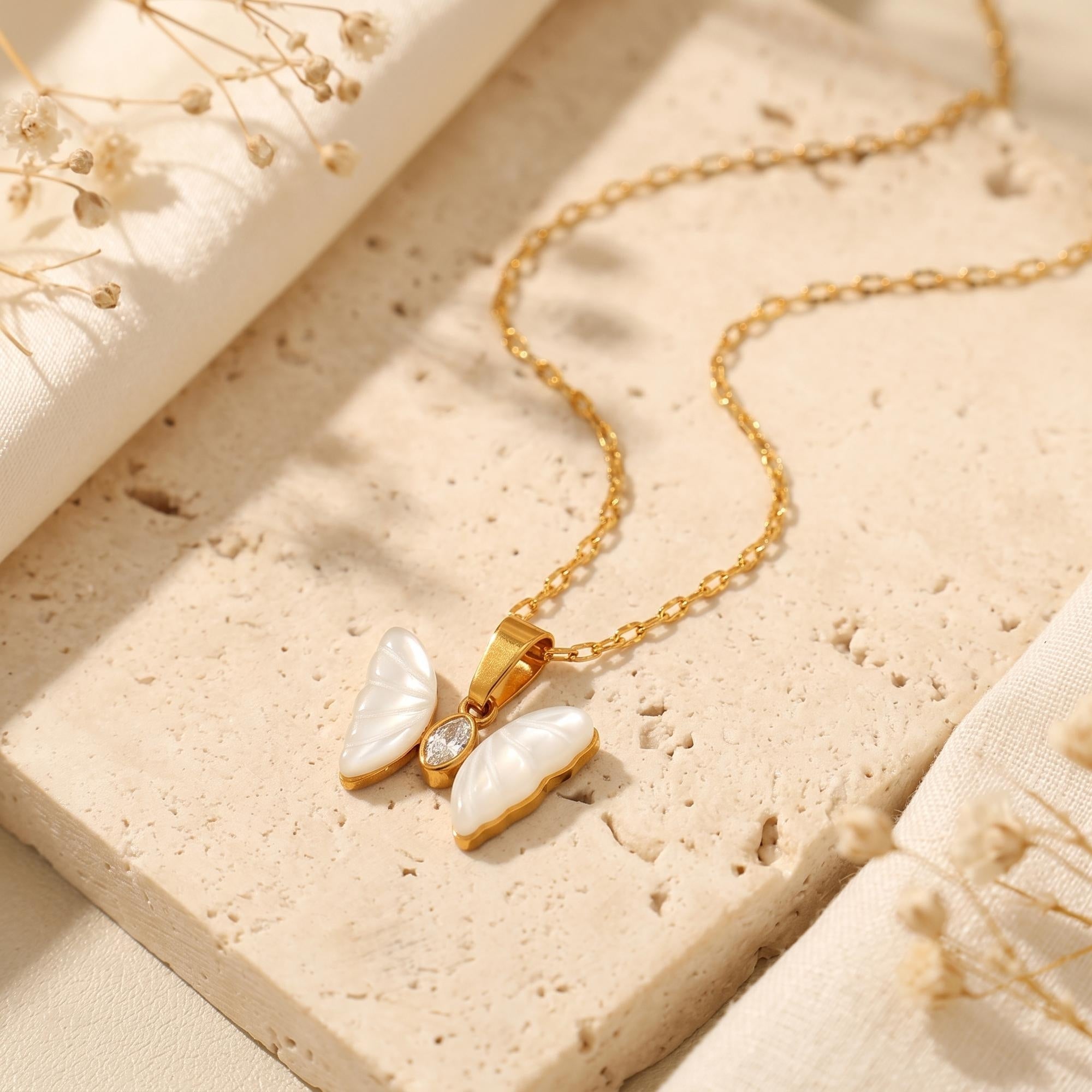 Le collier pendentif papillon en perles