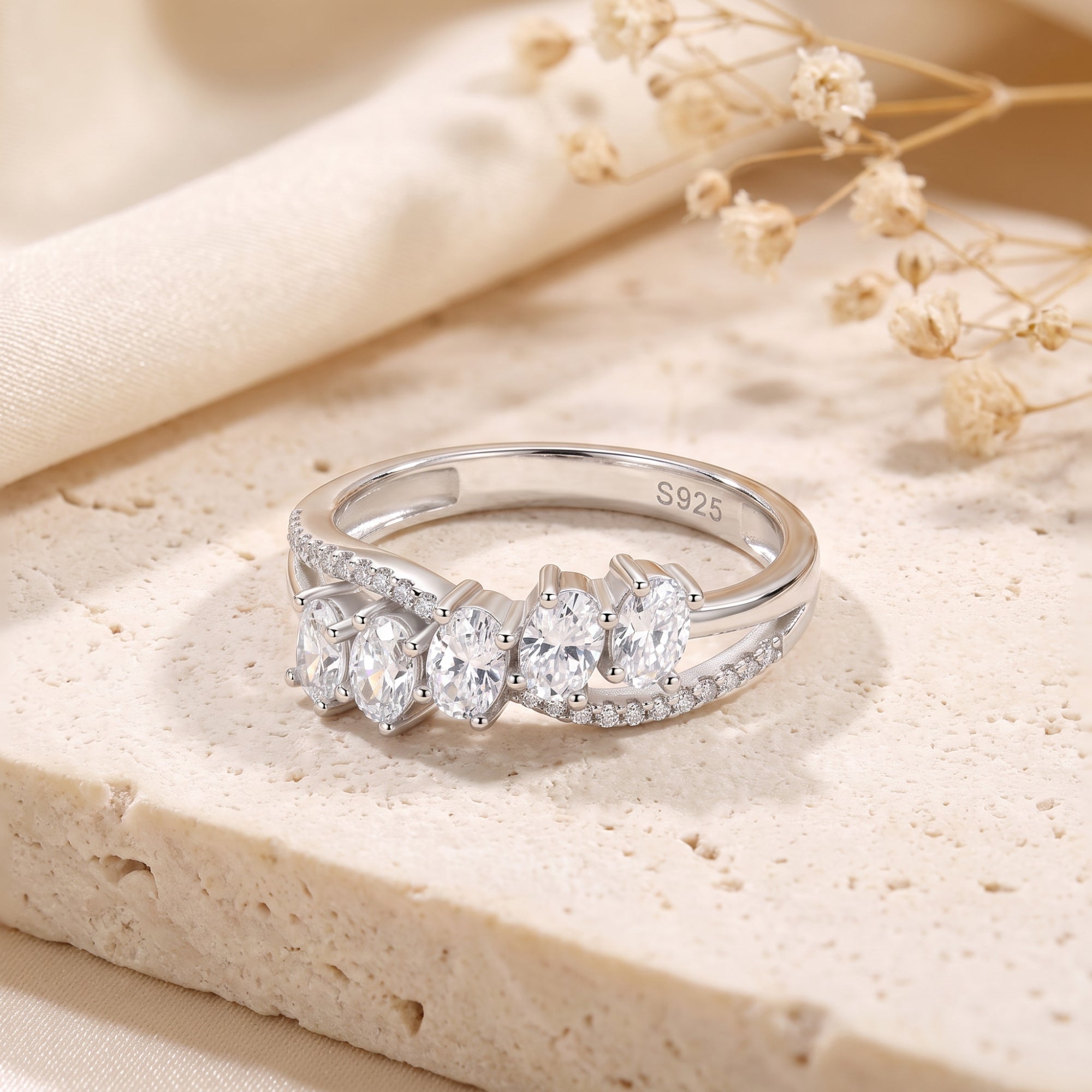 La bague cluster ovale entrelacée
