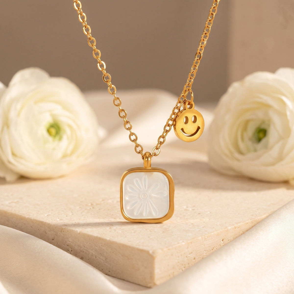 The Daisy Shell Pendant Necklace