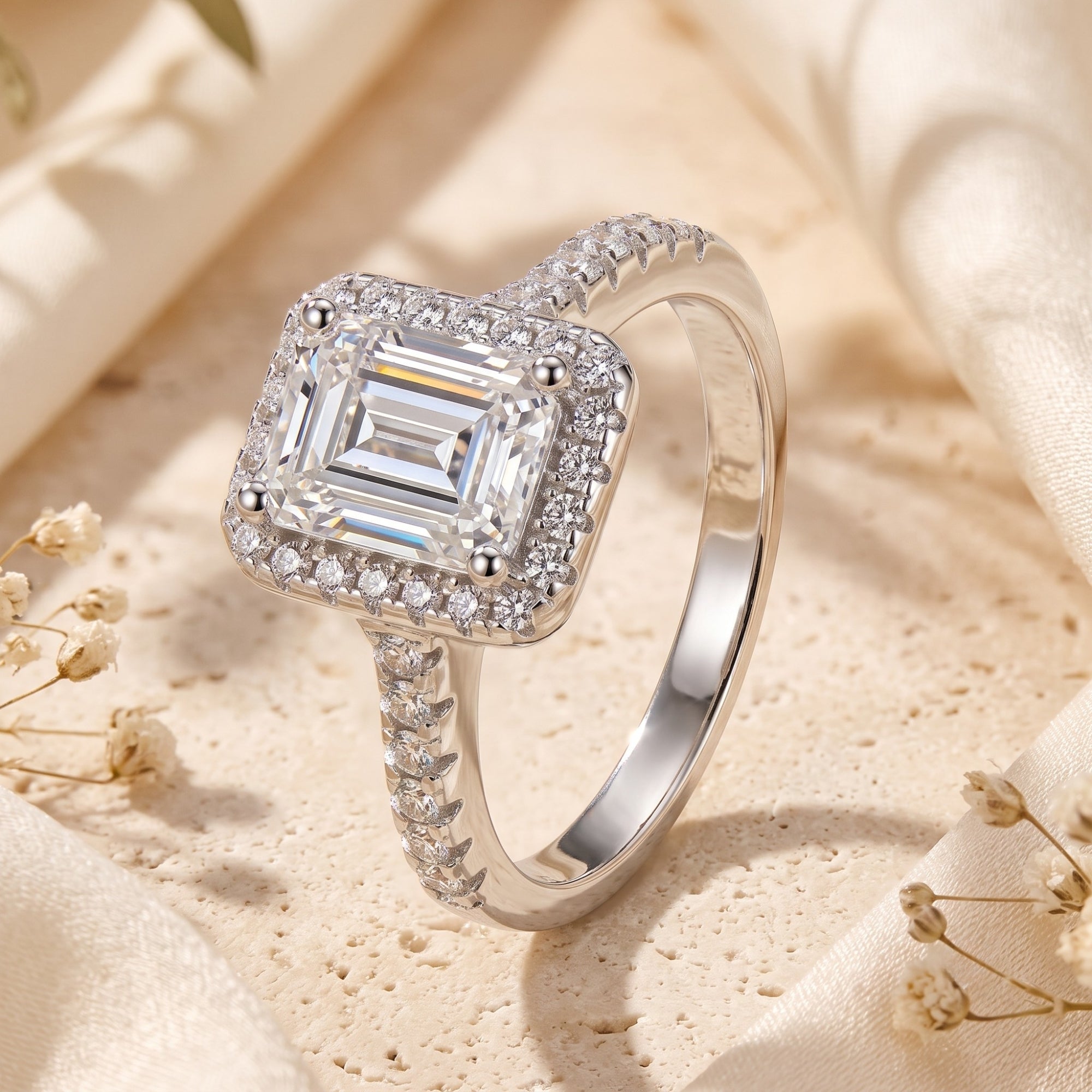 La bague Devotion avec halo d’émeraudes