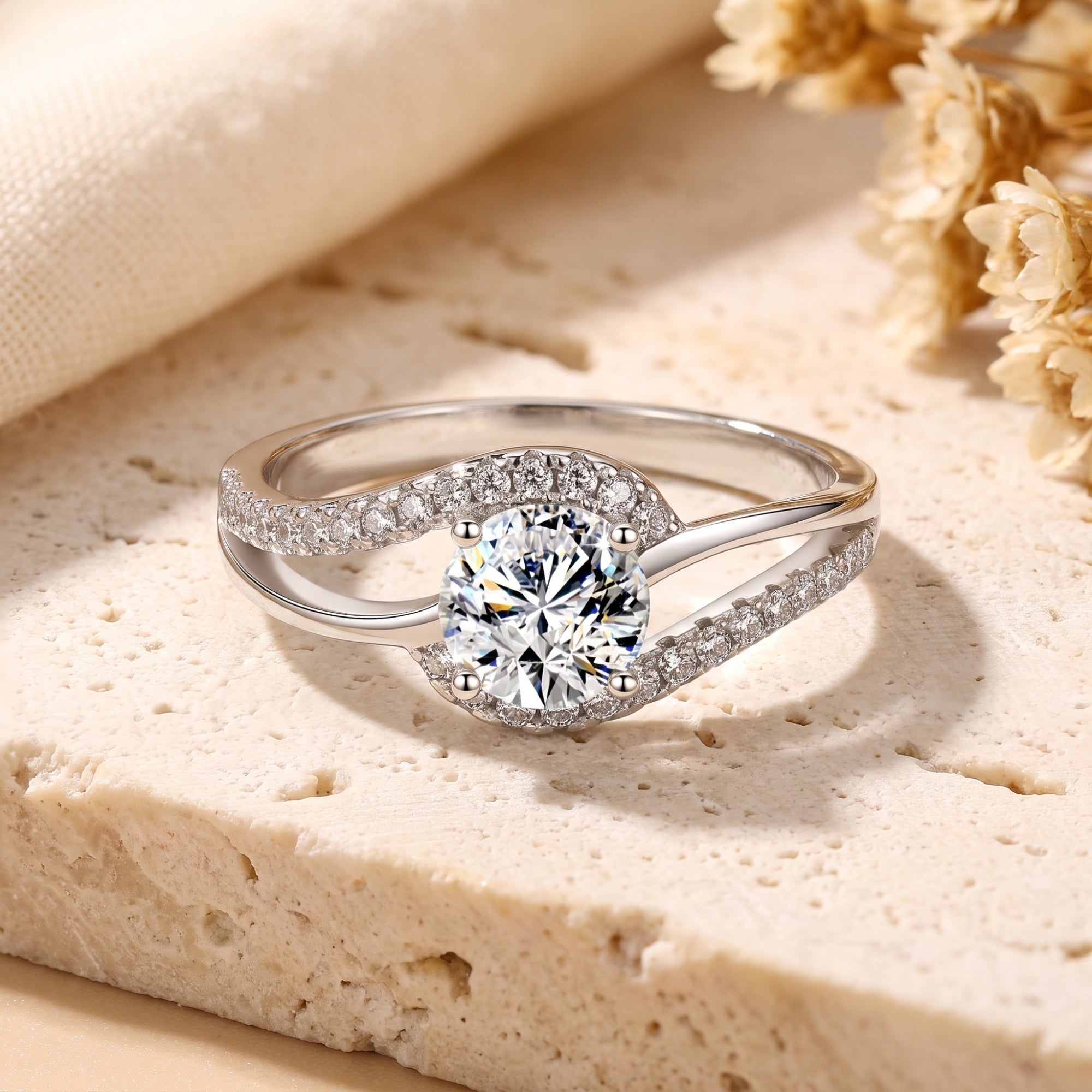 La bague solitaire Serenade avec anneau bypass