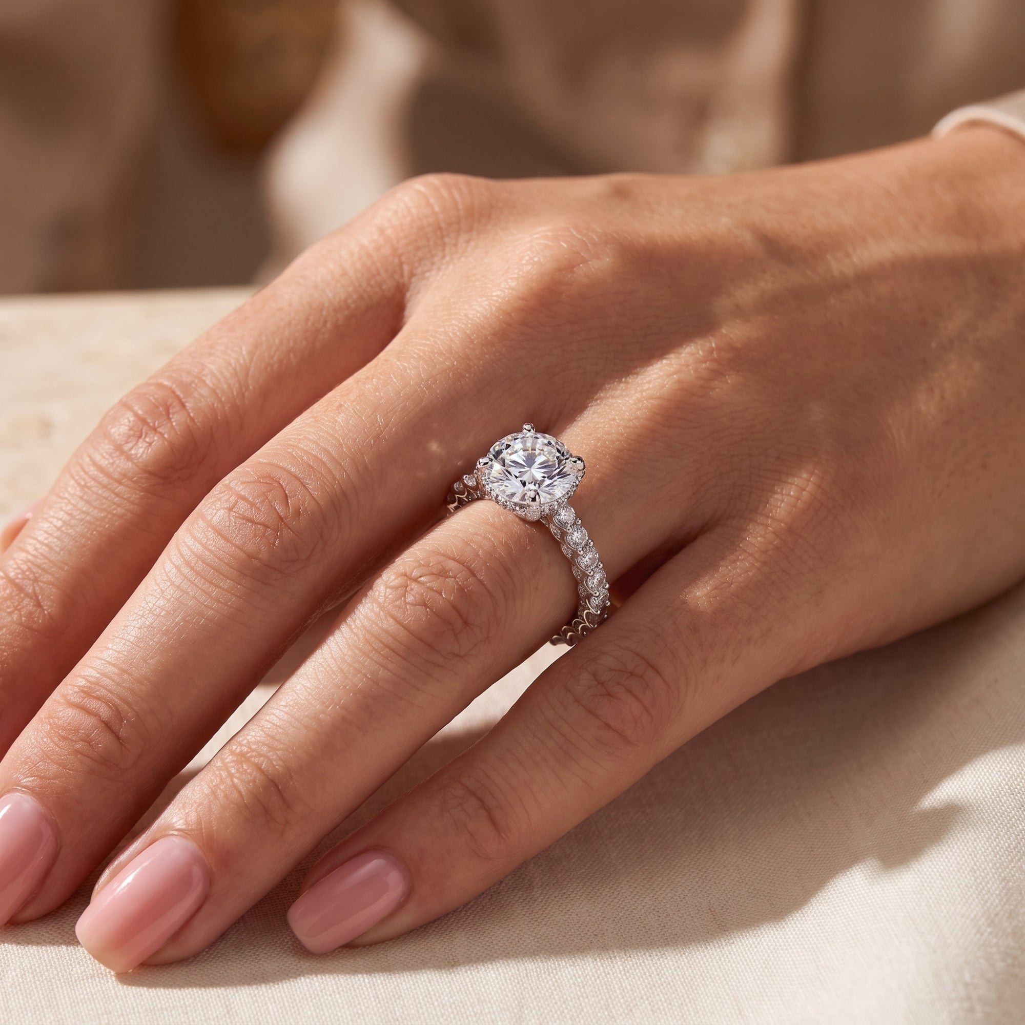 La bague Astraea à halo caché