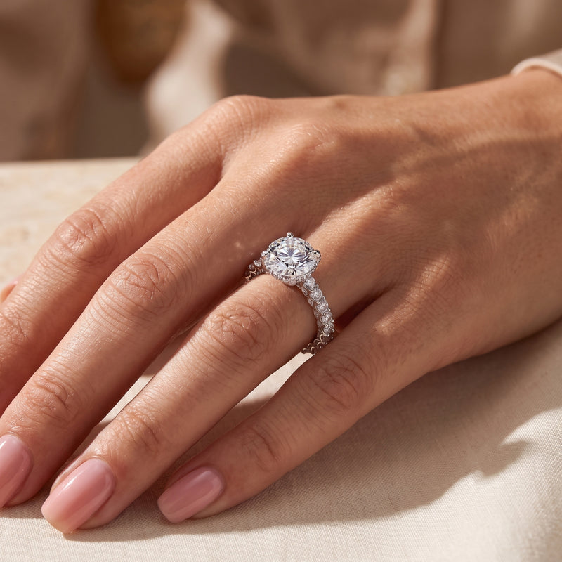 La bague Astraea à halo caché