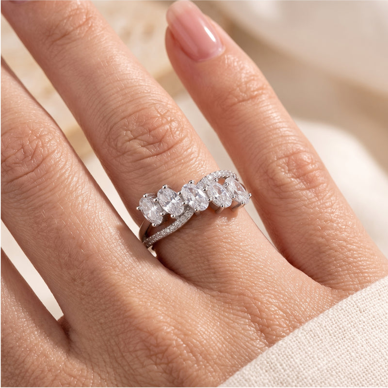 La bague cluster ovale entrelacée