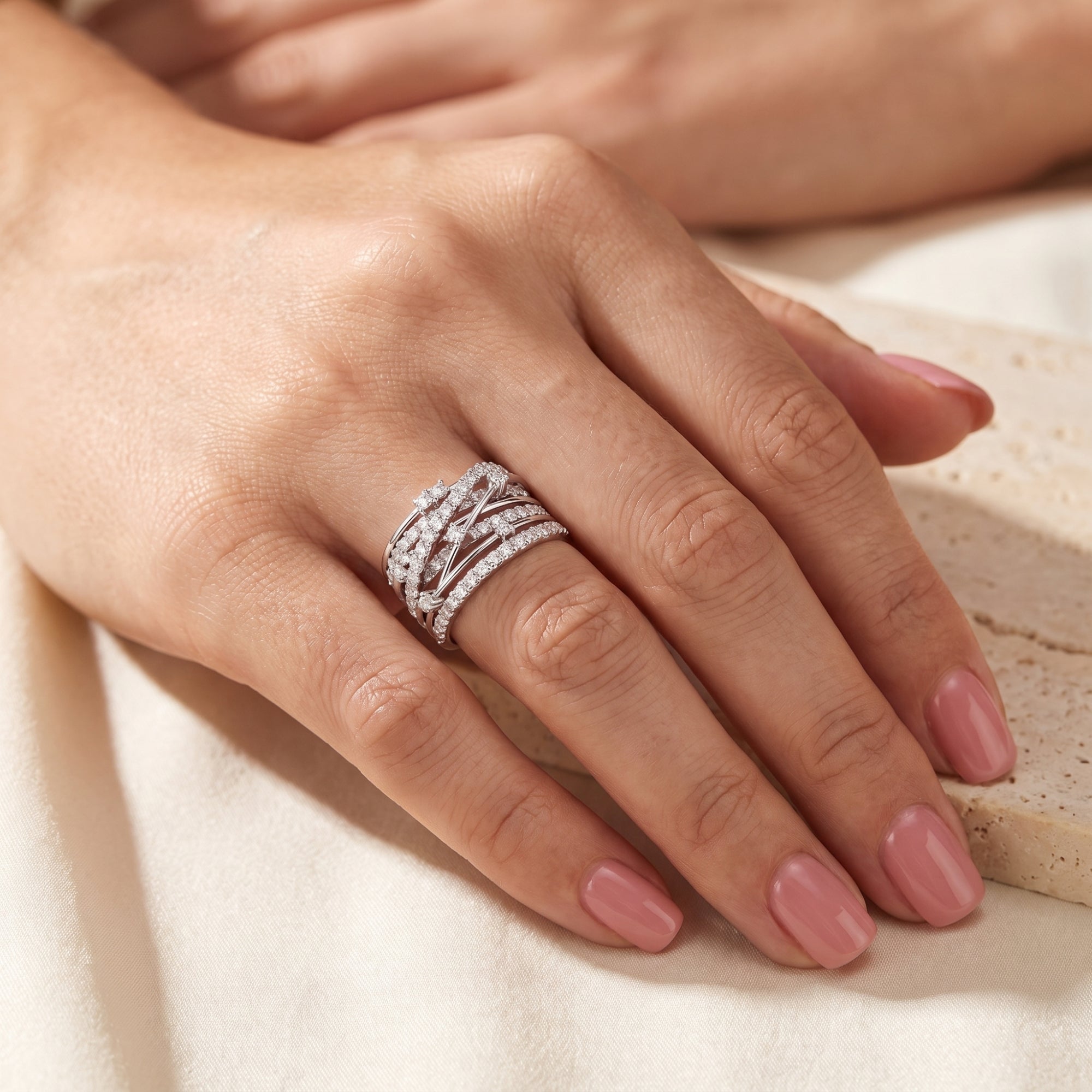 La bague Aria entrecroisée