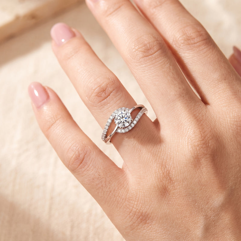La bague solitaire Serenade avec anneau bypass