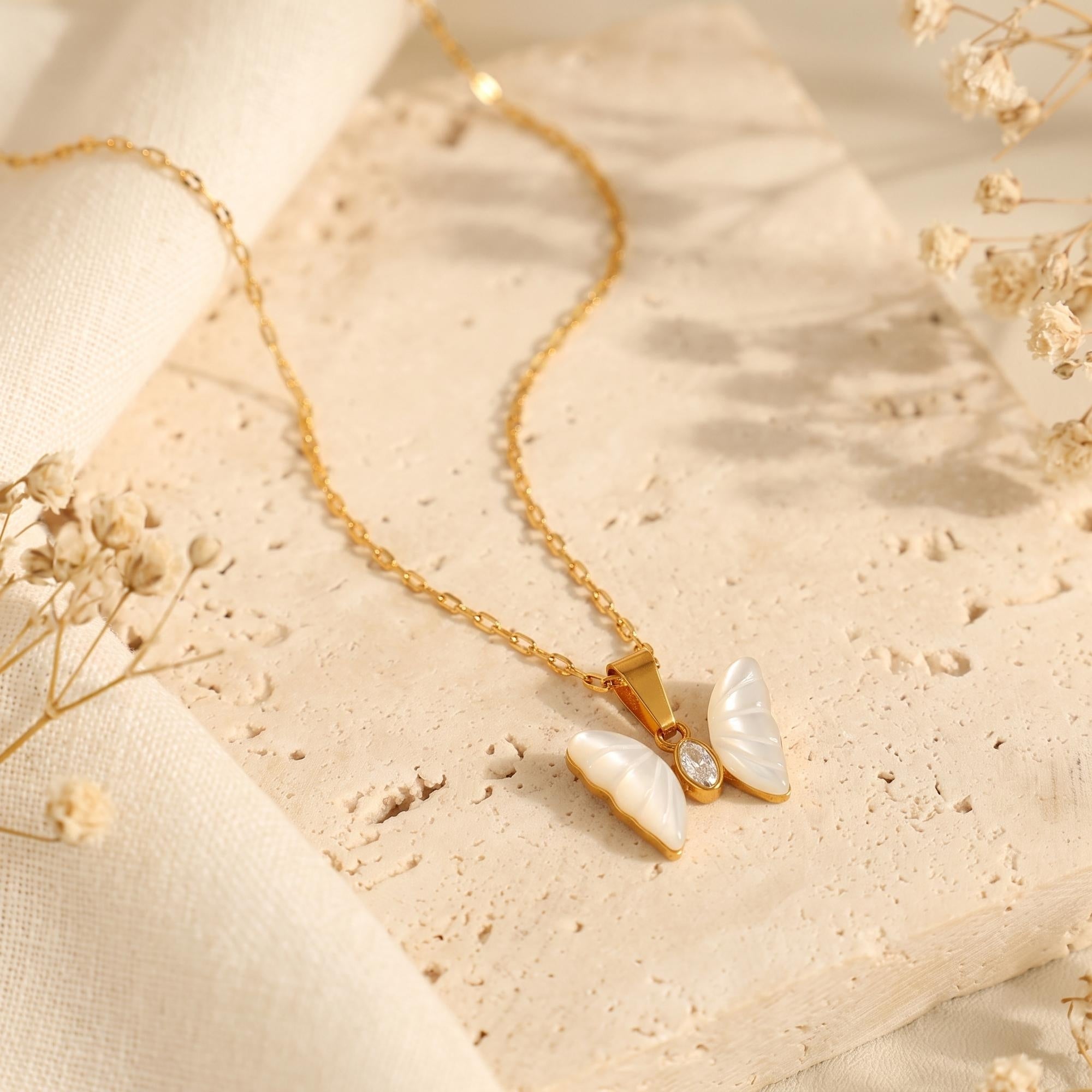 Le collier pendentif papillon en perles