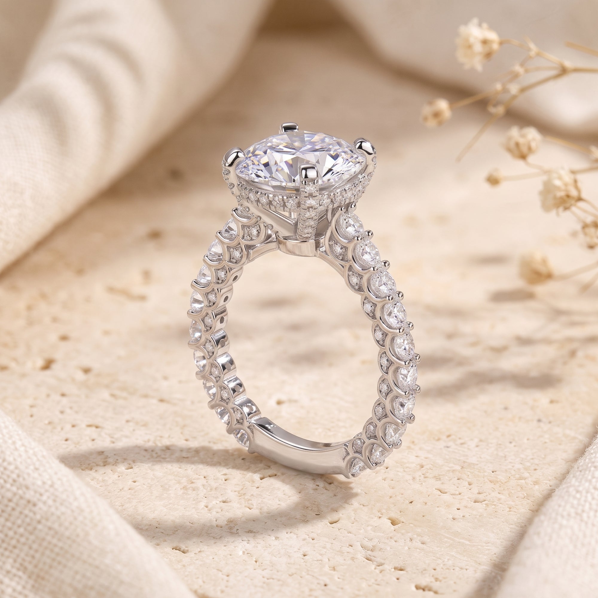 La bague Astraea à halo caché
