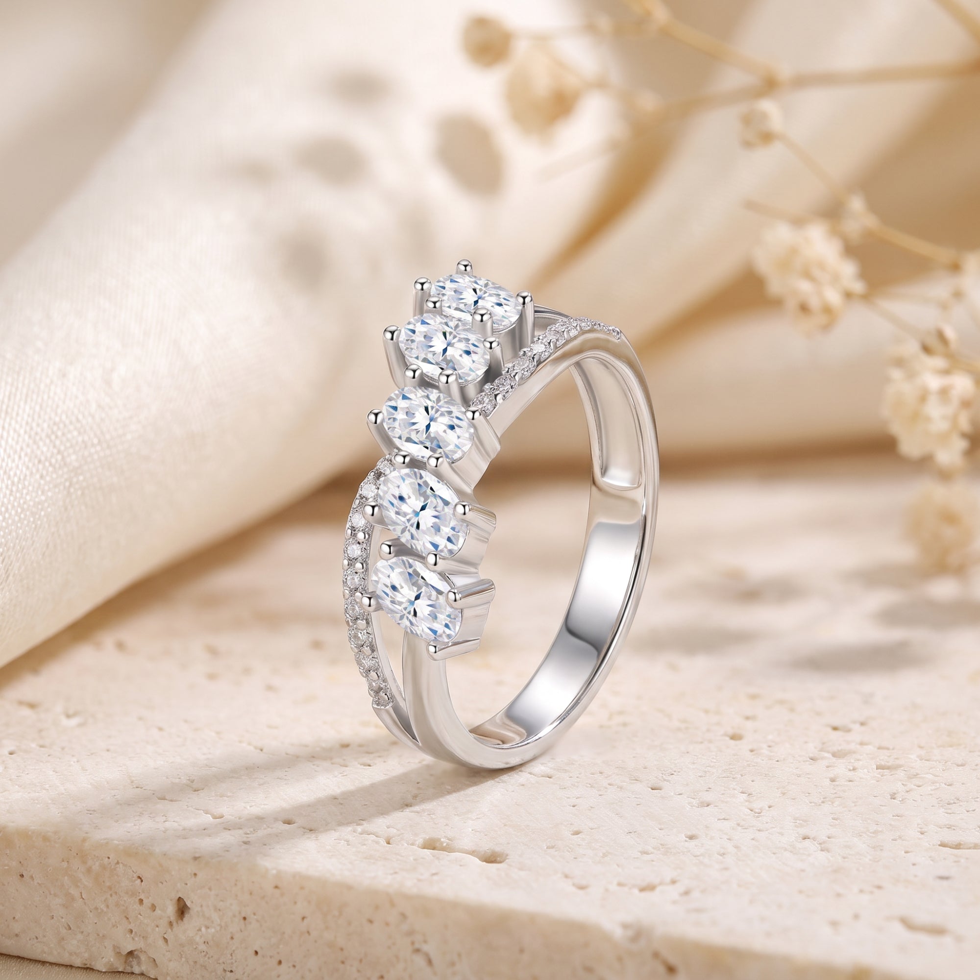 La bague cluster ovale entrelacée