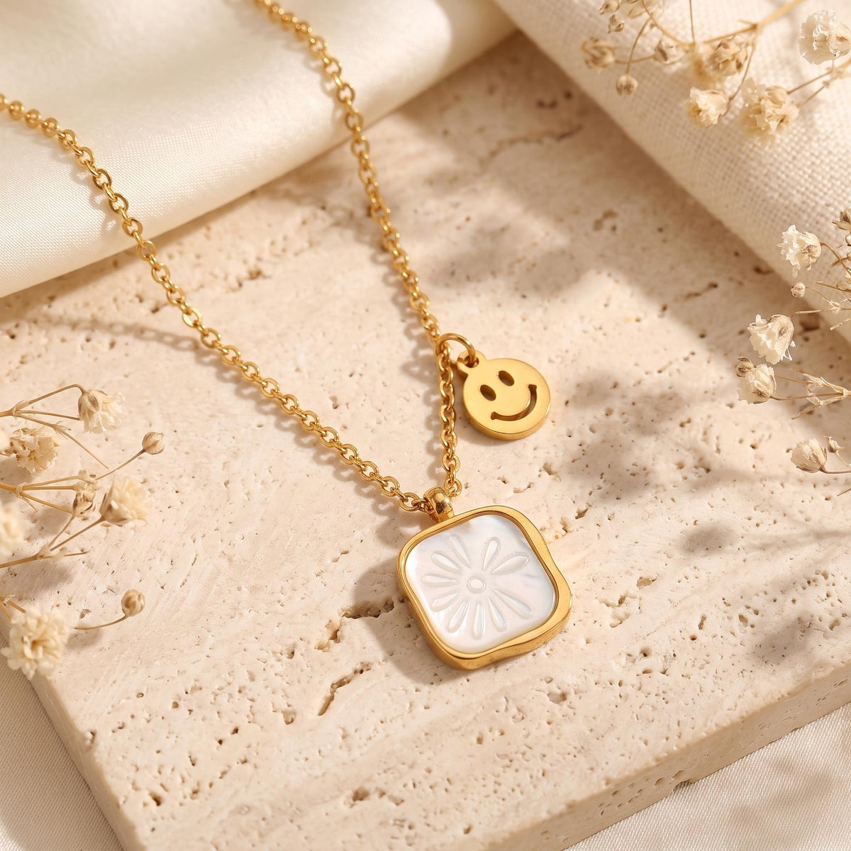 The Daisy Shell Pendant Necklace