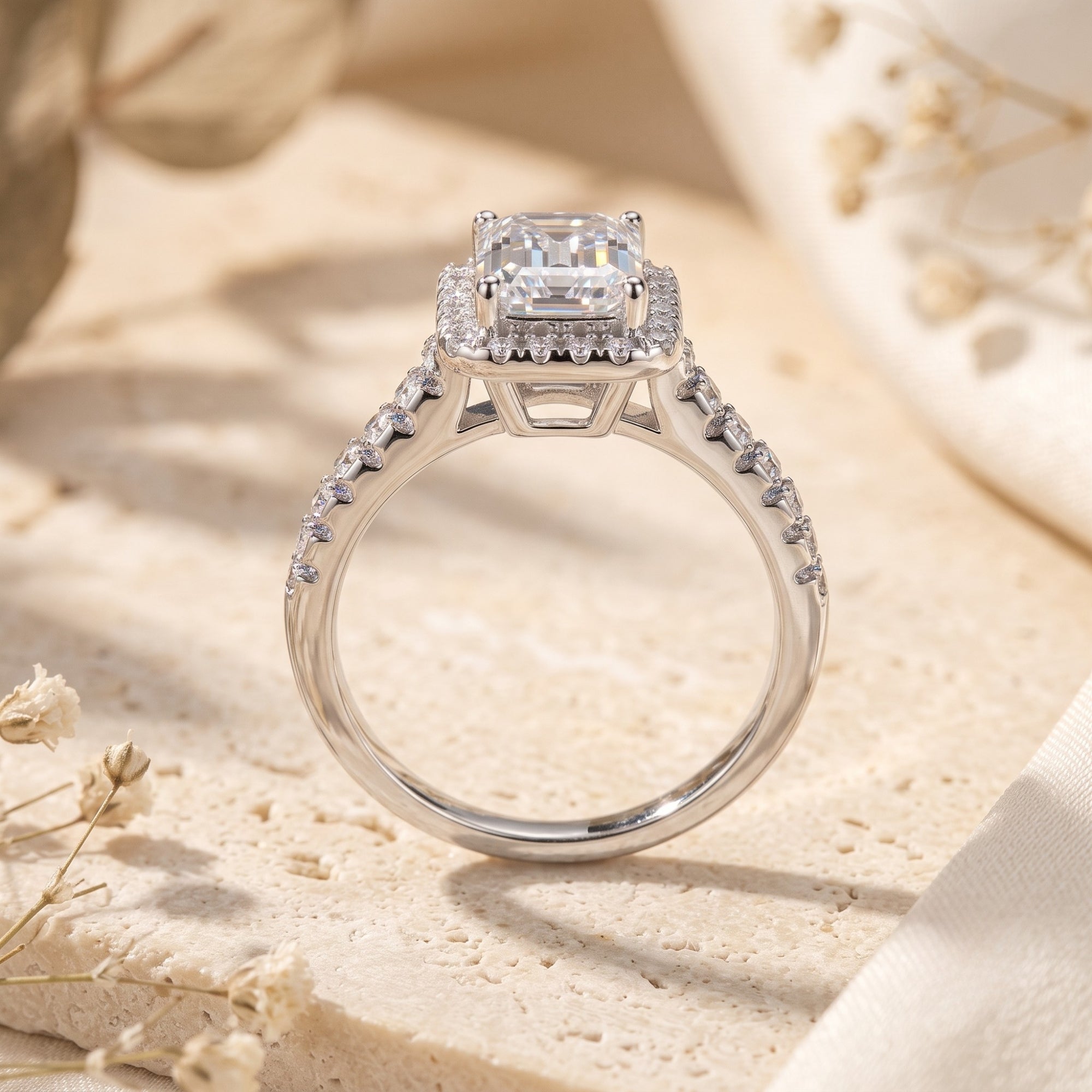 La bague Devotion avec halo d’émeraudes