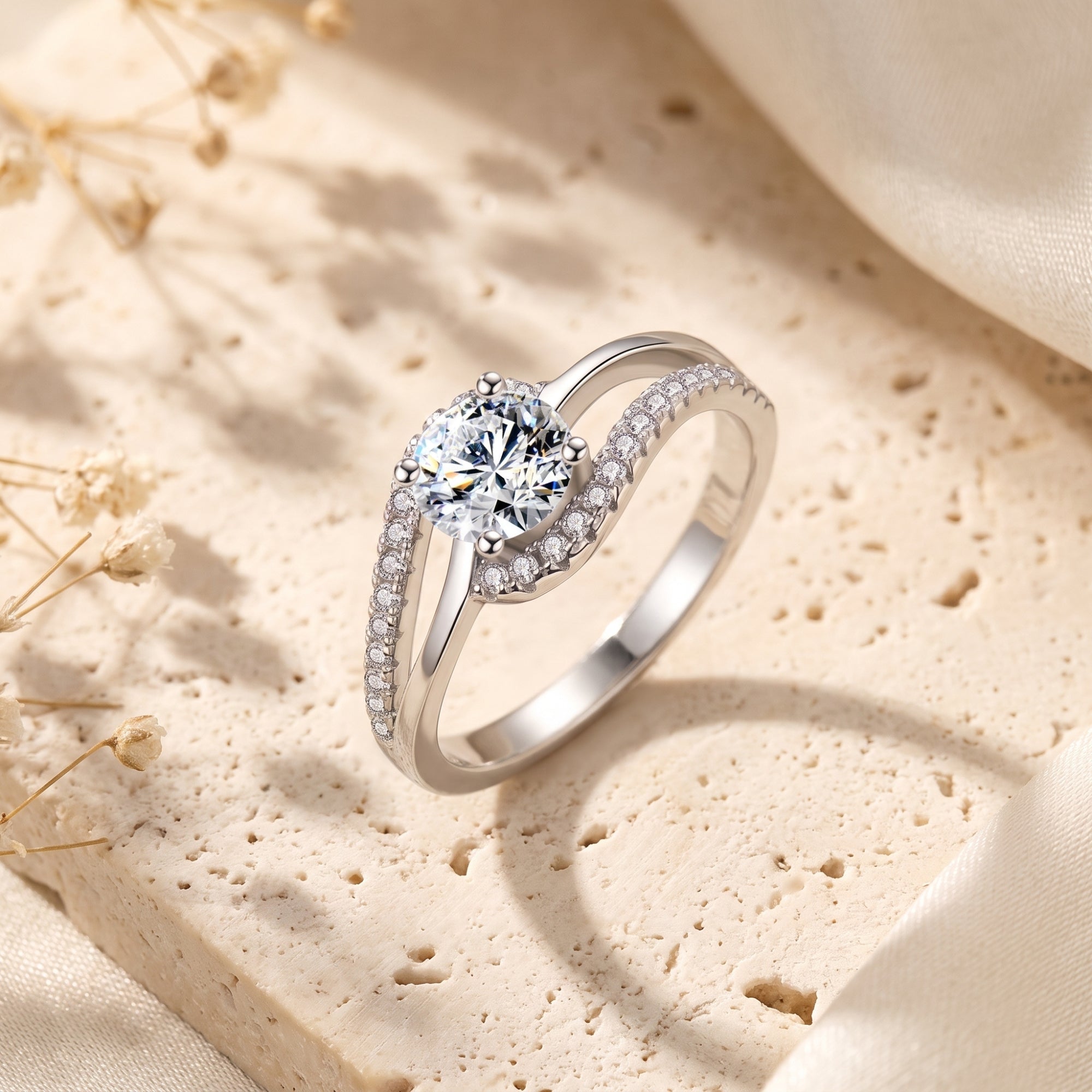 La bague solitaire Serenade avec anneau bypass