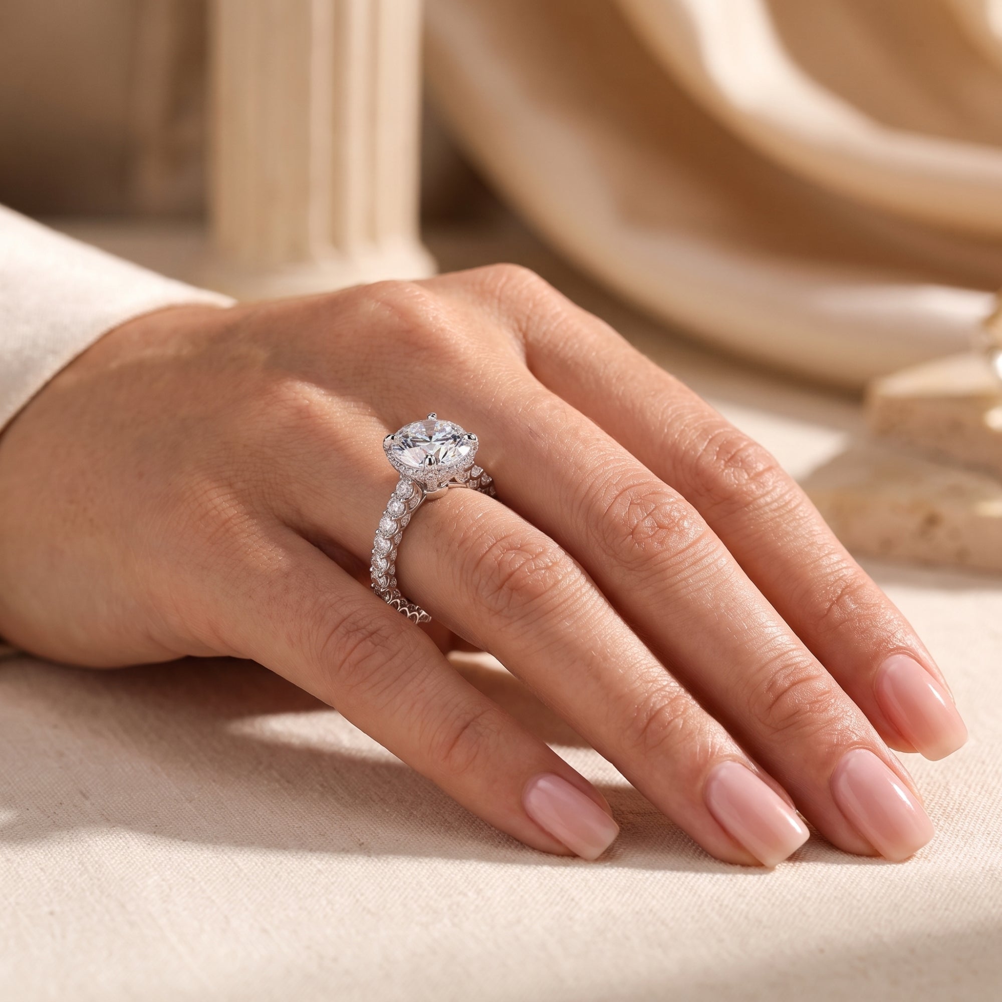 La bague Astraea à halo caché