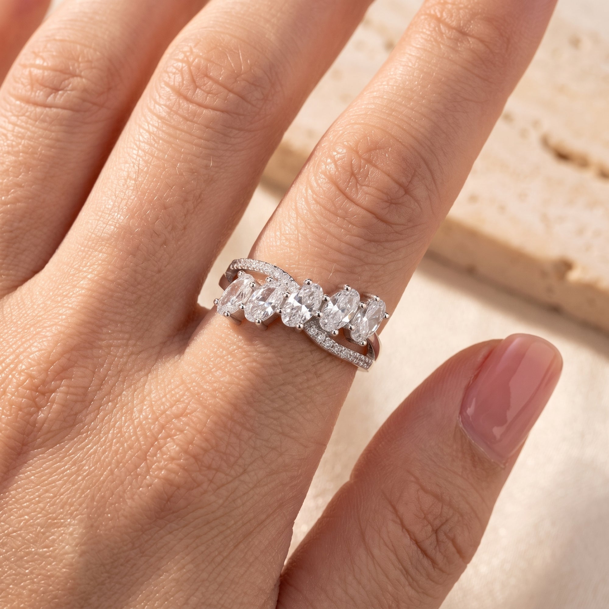 La bague cluster ovale entrelacée