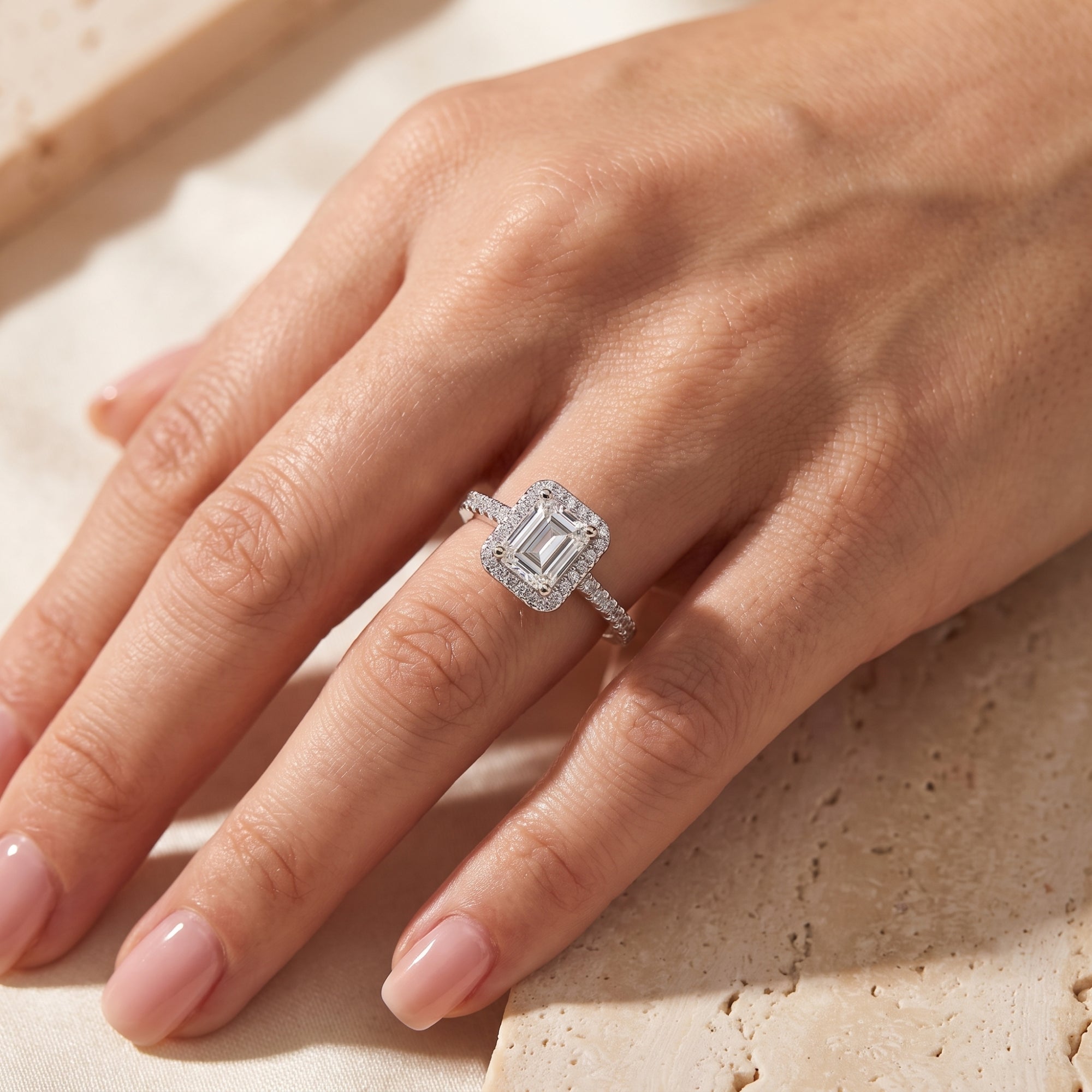 La bague Devotion avec halo d’émeraudes