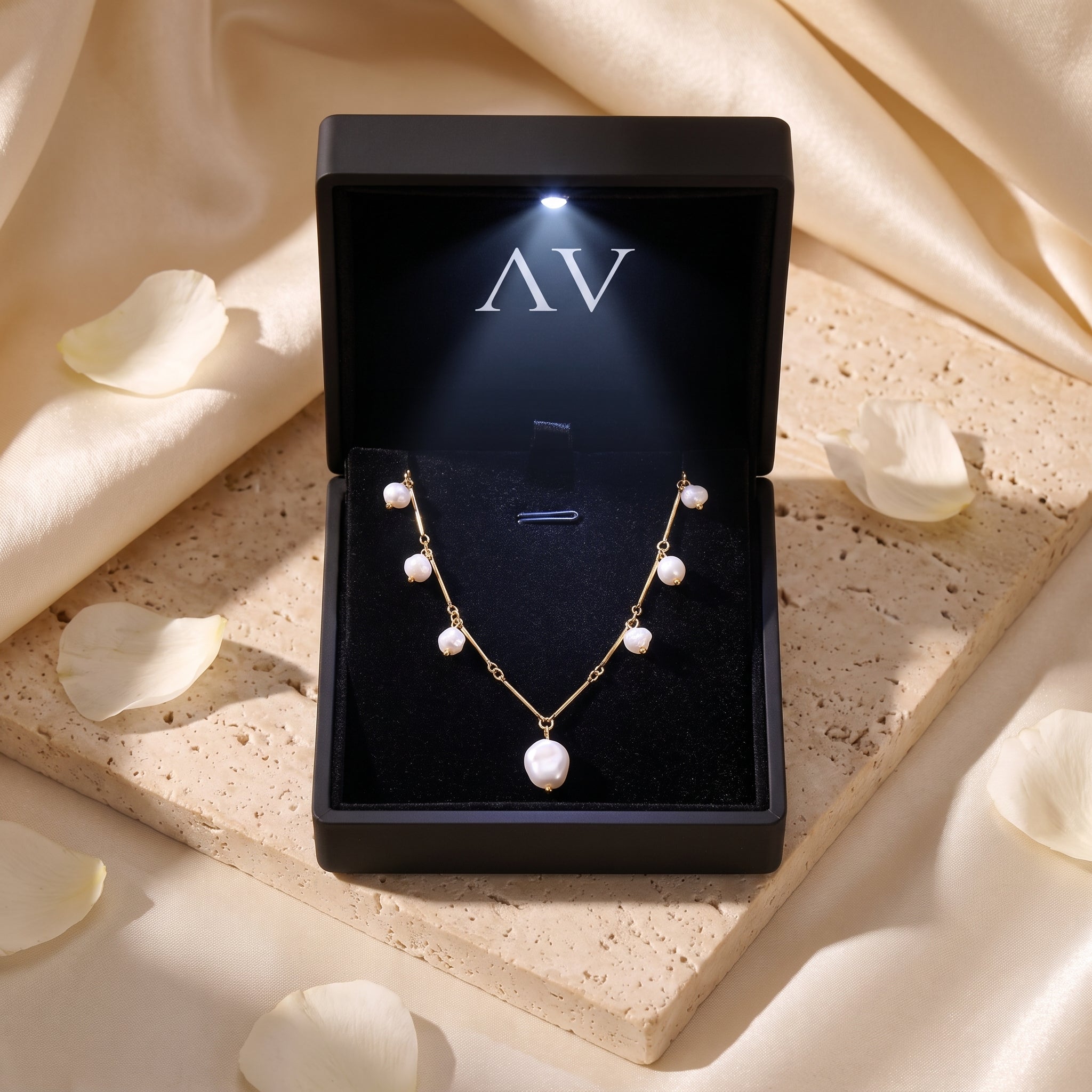 YLQ48999-NECKLACE - Premium LED Gift Box Presentation