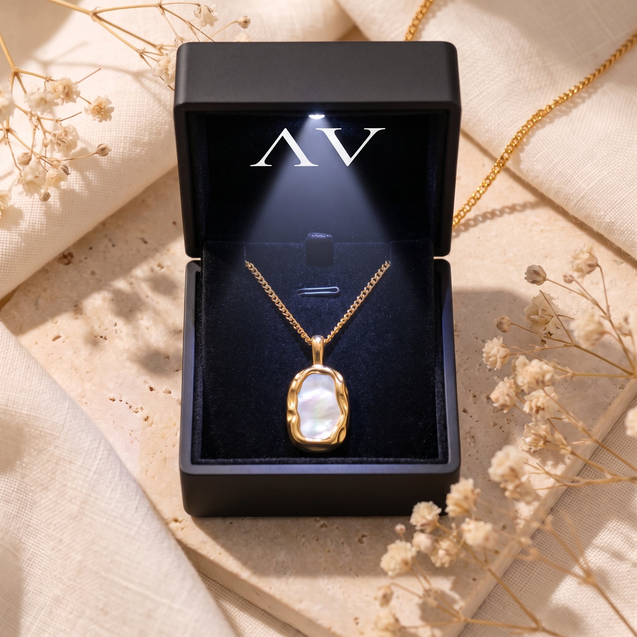 YLQ49154-NECKLACE - Premium LED Gift Box Presentation