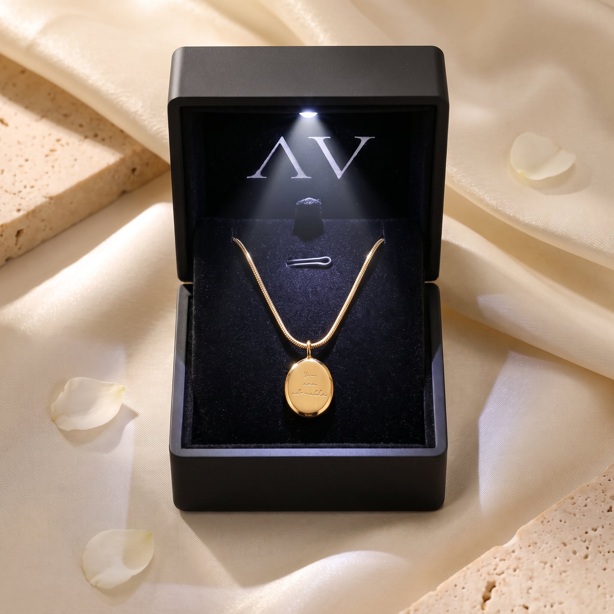 YLQ49356-NECKLACE - Premium LED Gift Box Presentation
