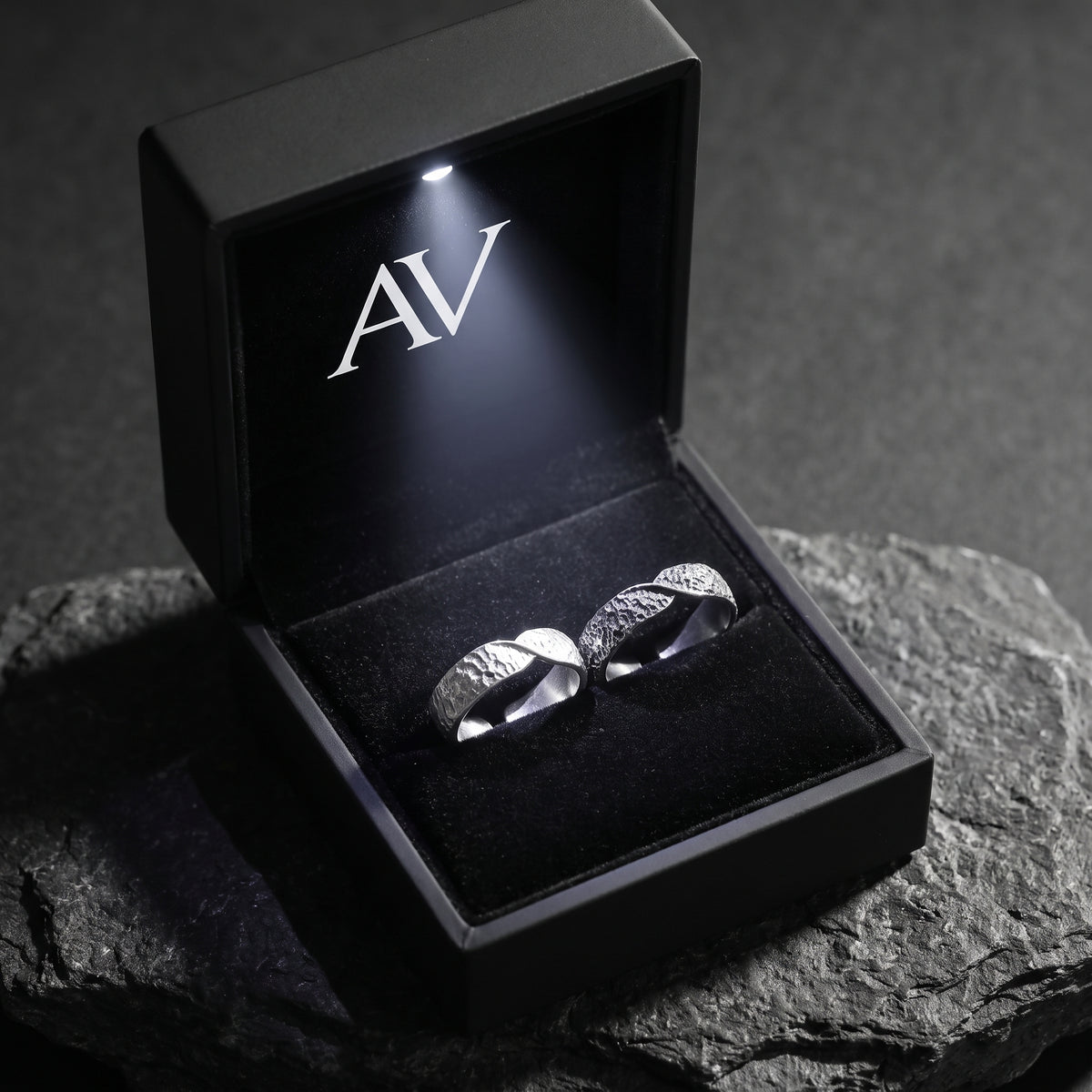 YLQ49997-rings - Premium LED Gift Box Presentation
