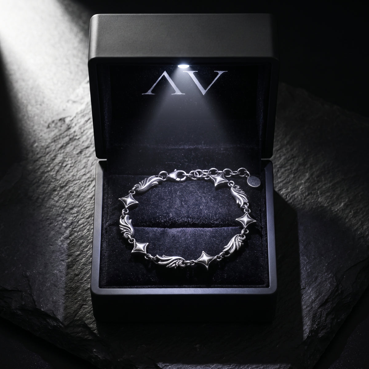 YLQ50075-bracelet - Premium LED Gift Box Presentation