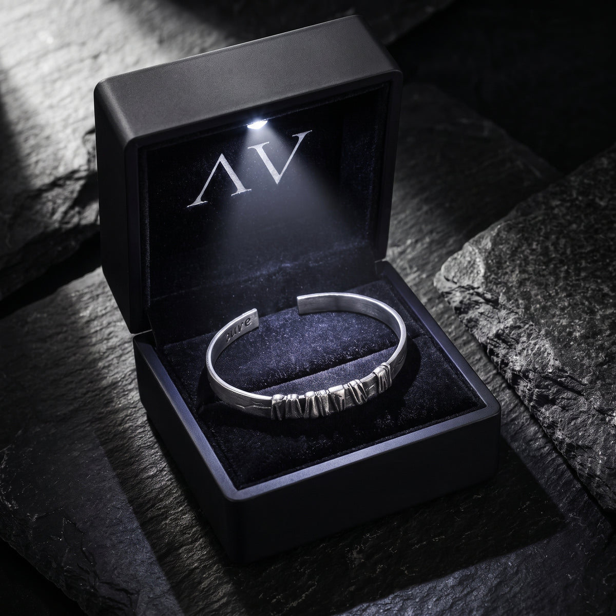 YLQ50084-bracelet - Premium LED Gift Box Presentation