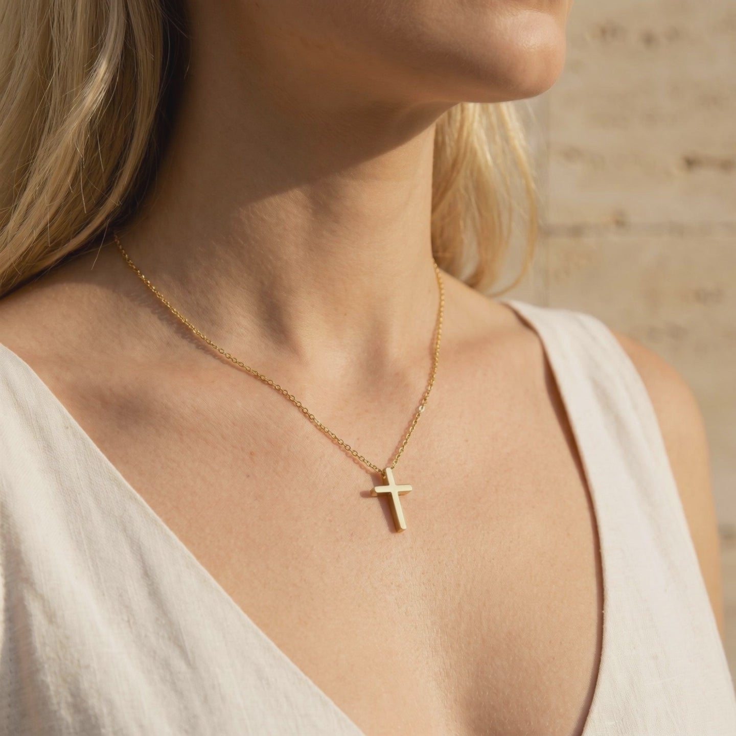 YLQ49540-cross necklace lifestyle video