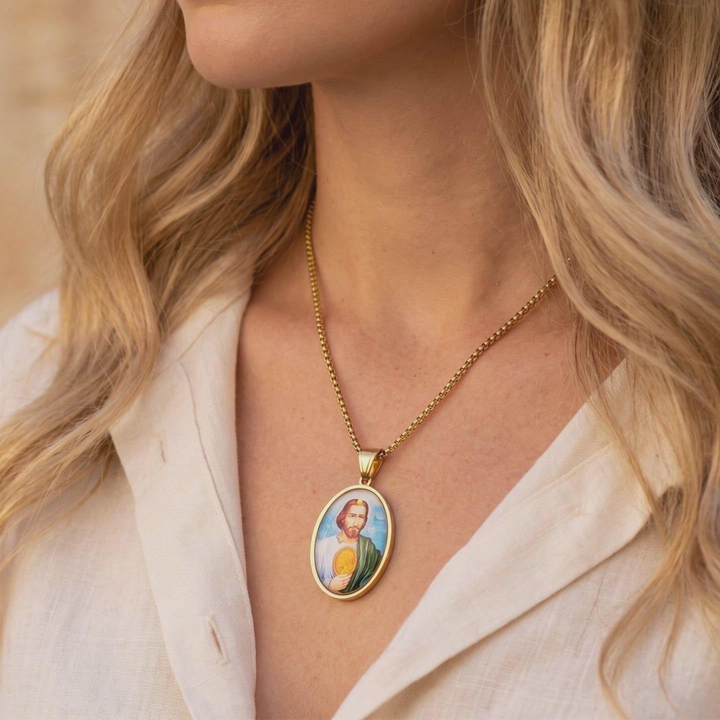 YLQ50598-Necklace lifestyle video