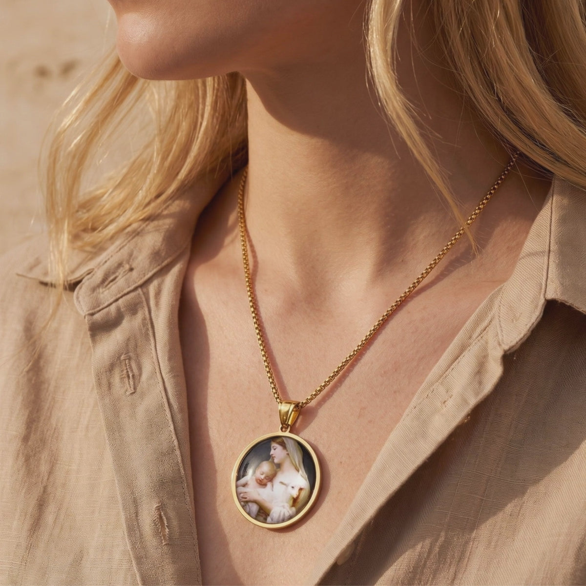 YLQ50594-Necklace lifestyle video