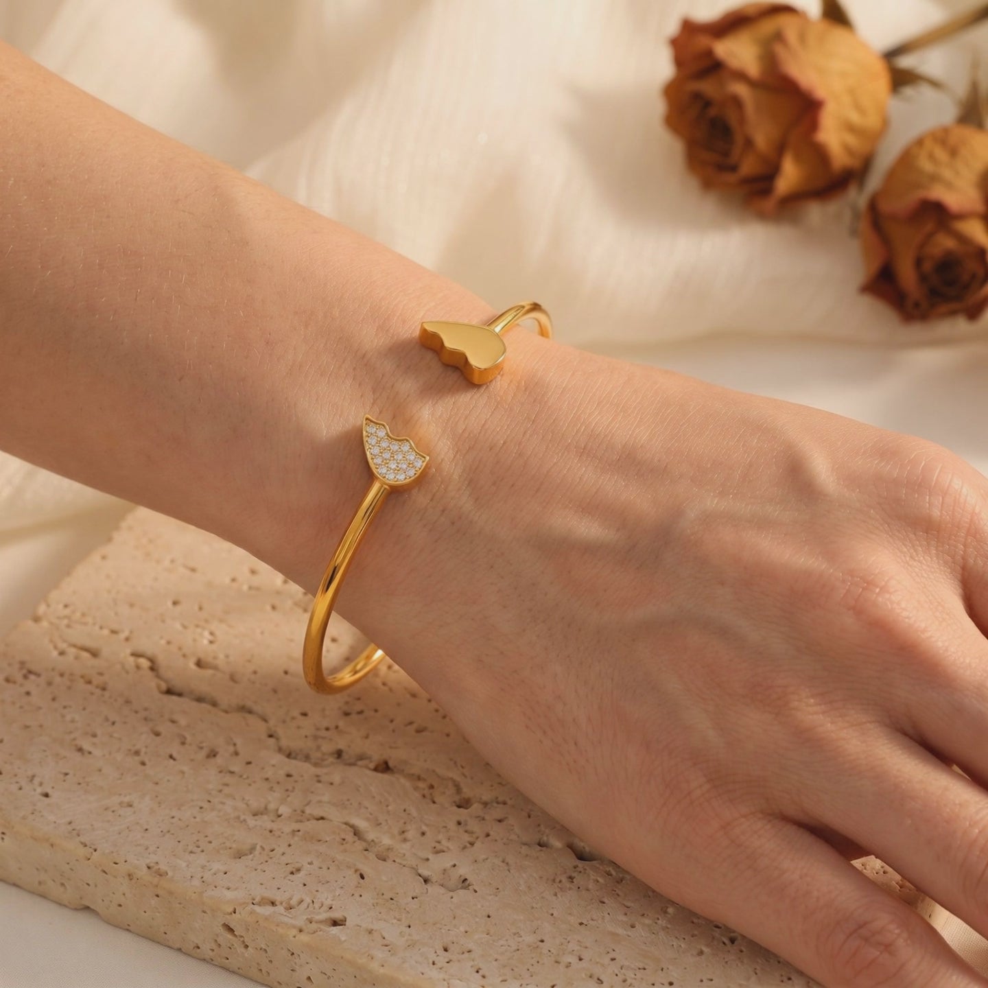 YLQ49447-bracelet lifestyle video